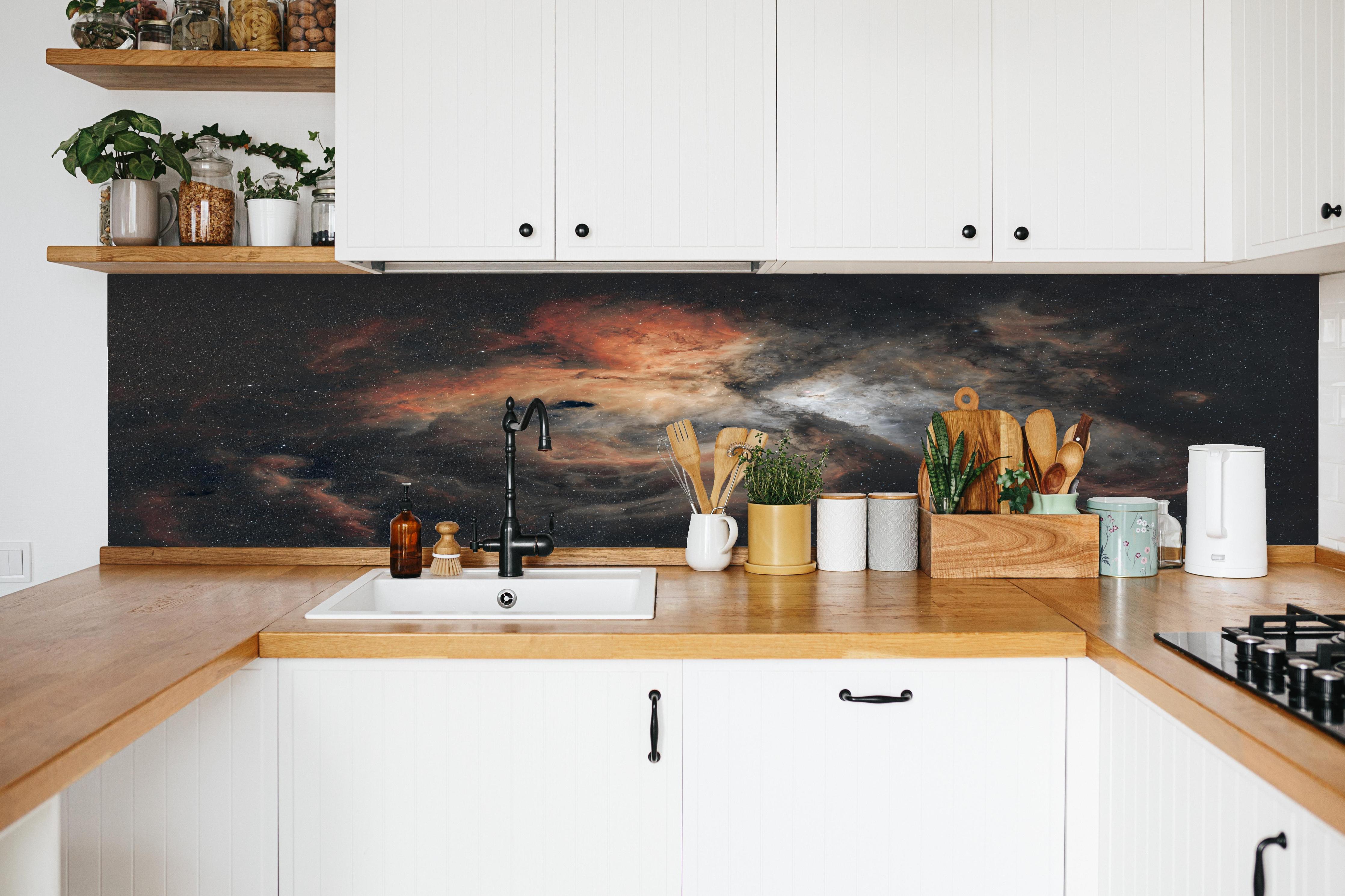 Küche - Great Carina Nebula hinter weißen Hochglanz-Küchenregalen und schwarzem Wasserhahn