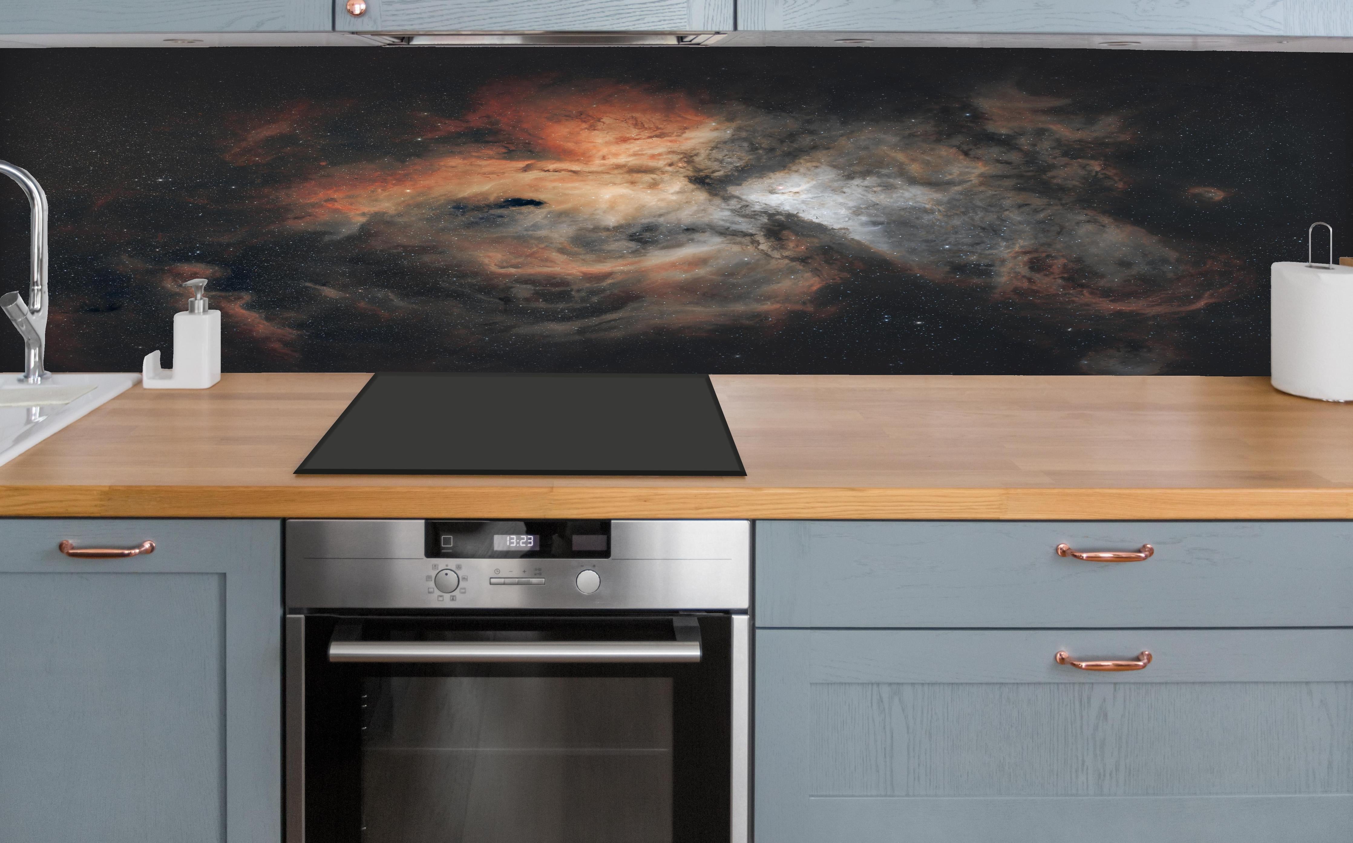 Küche - Great Carina Nebula hinter weißen Hochglanz-Küchenregalen und schwarzem Wasserhahn