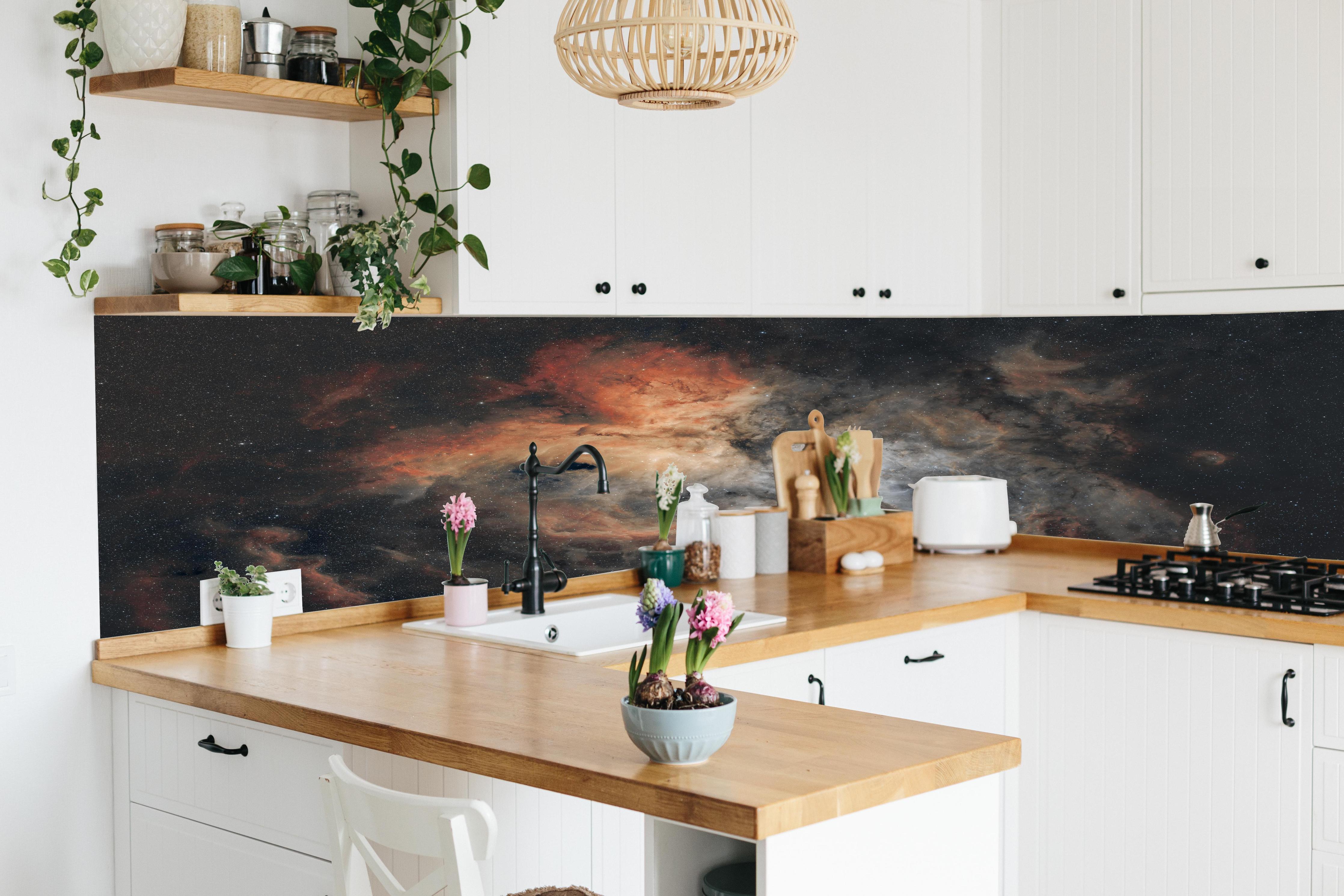 Küche - Great Carina Nebula hinter weißen Hochglanz-Küchenregalen und schwarzem Wasserhahn