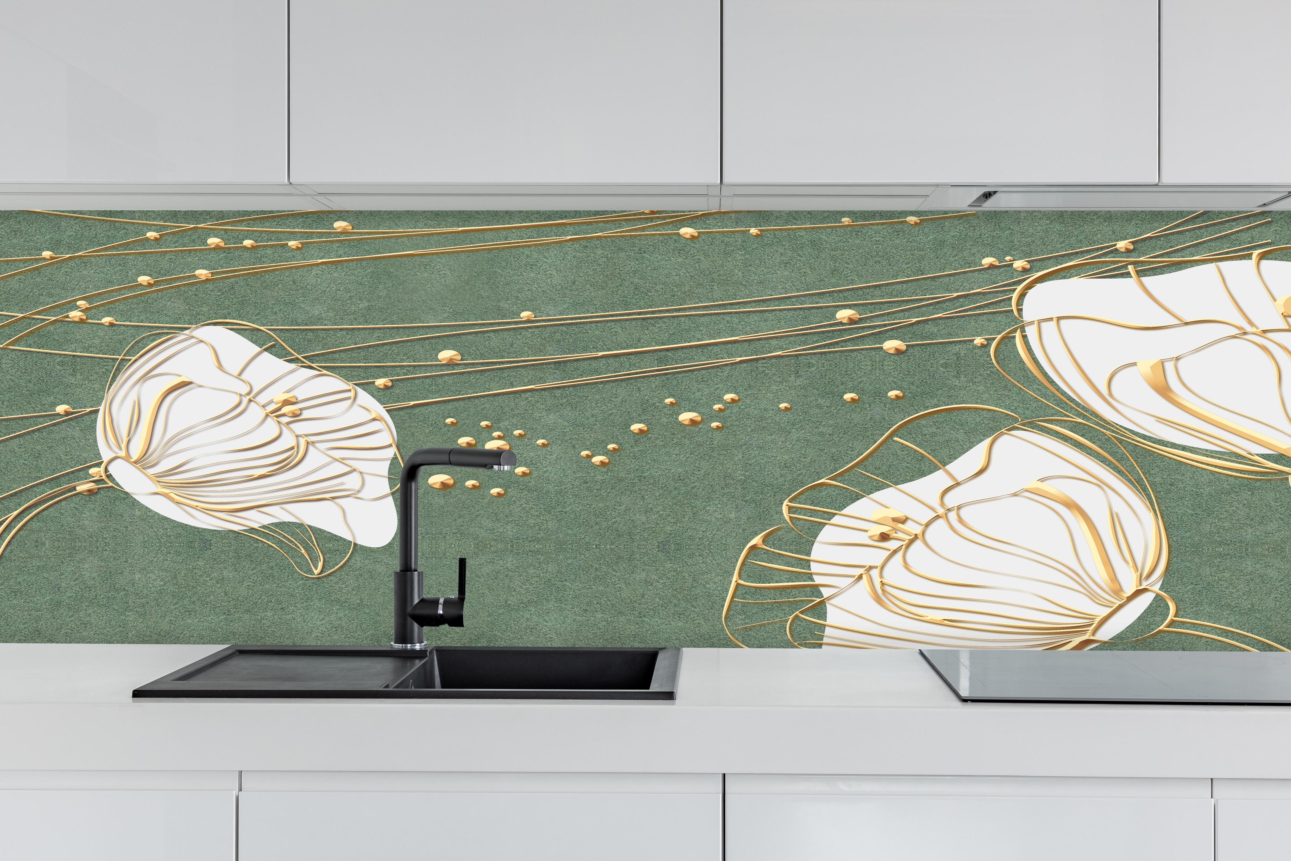 Küche - Große abstrakte Blumenkonturen Beige Grün hinter weißen Hochglanz-Küchenregalen und schwarzem Wasserhahn