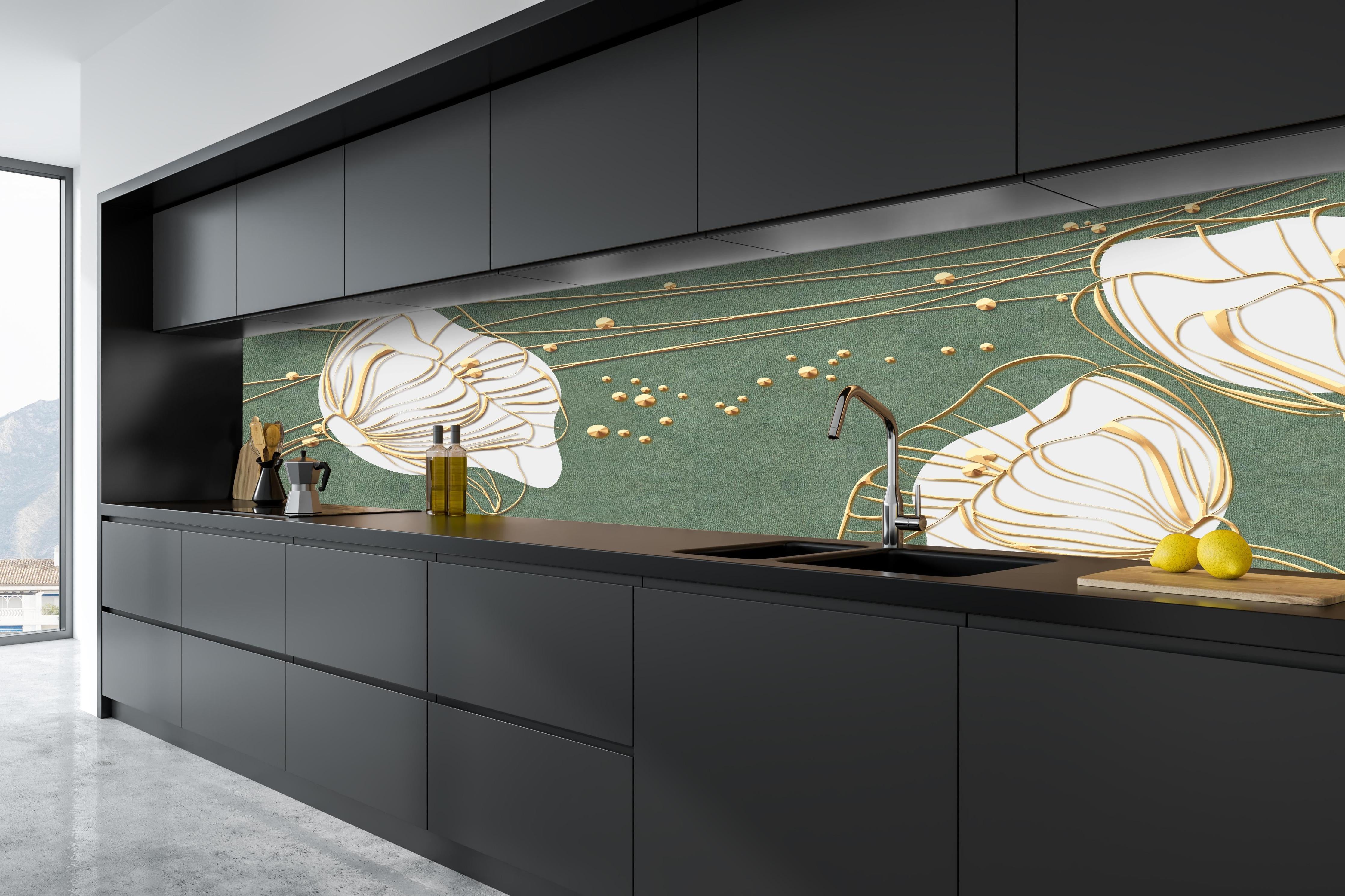 Küche - Große abstrakte Blumenkonturen Beige Grün hinter weißen Hochglanz-Küchenregalen und schwarzem Wasserhahn