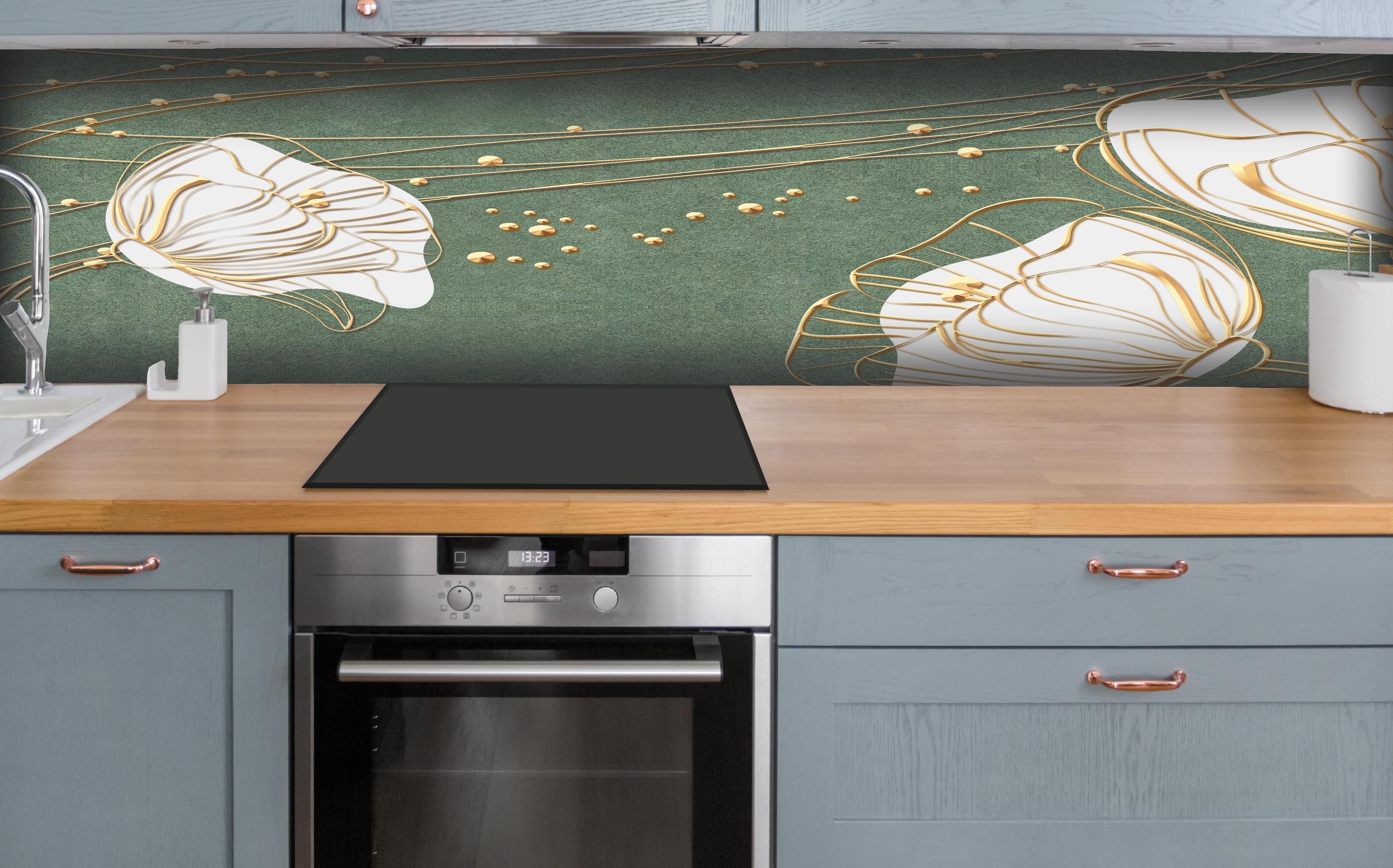 Küche - Große abstrakte Blumenkonturen Beige Grün hinter weißen Hochglanz-Küchenregalen und schwarzem Wasserhahn