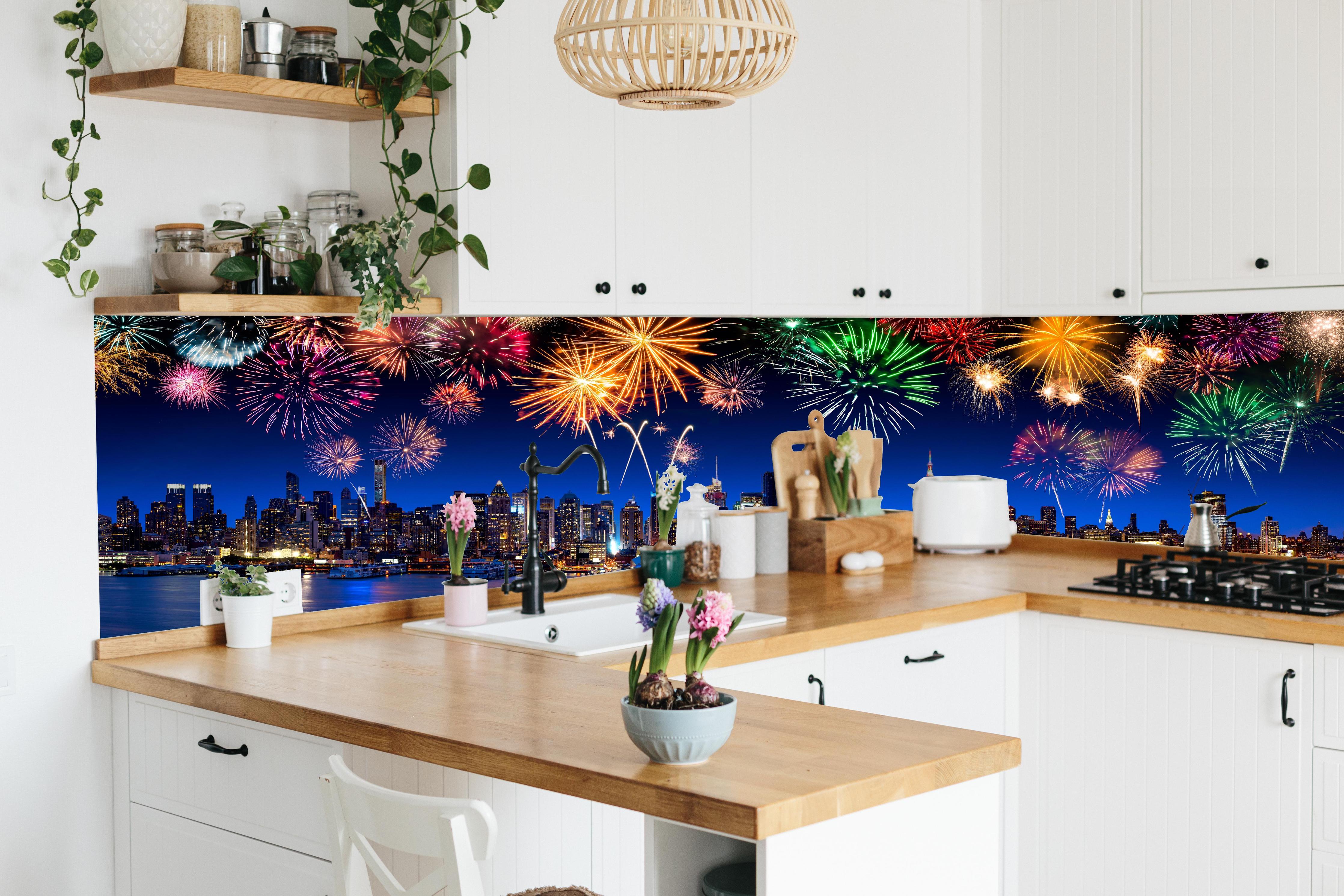 Küche - Großes Feuerwerk in New York hinter weißen Hochglanz-Küchenregalen und schwarzem Wasserhahn