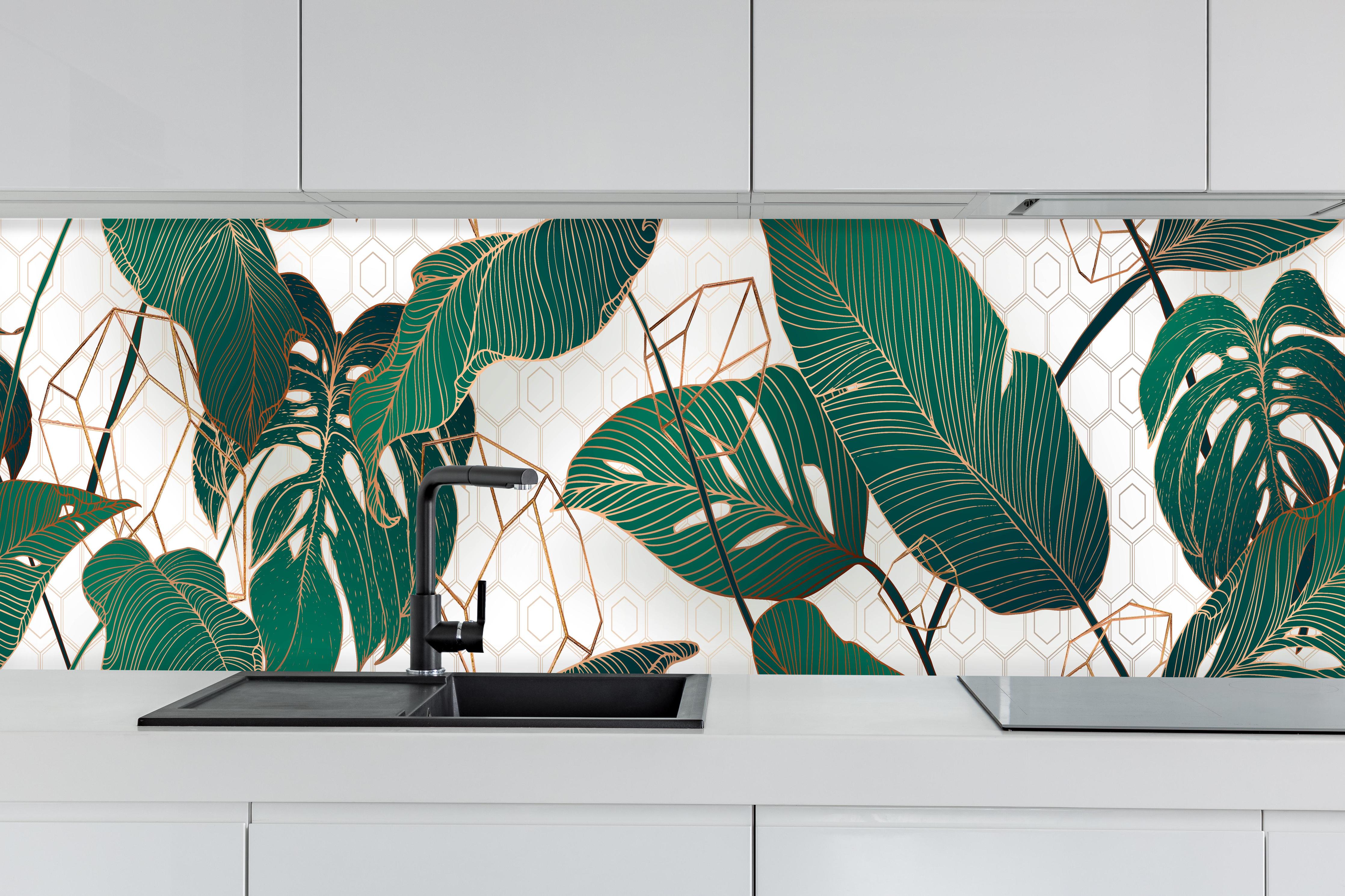 Küche - Grüne Blätter auf eleganter Tapete hinter weißen Hochglanz-Küchenregalen und schwarzem Wasserhahn