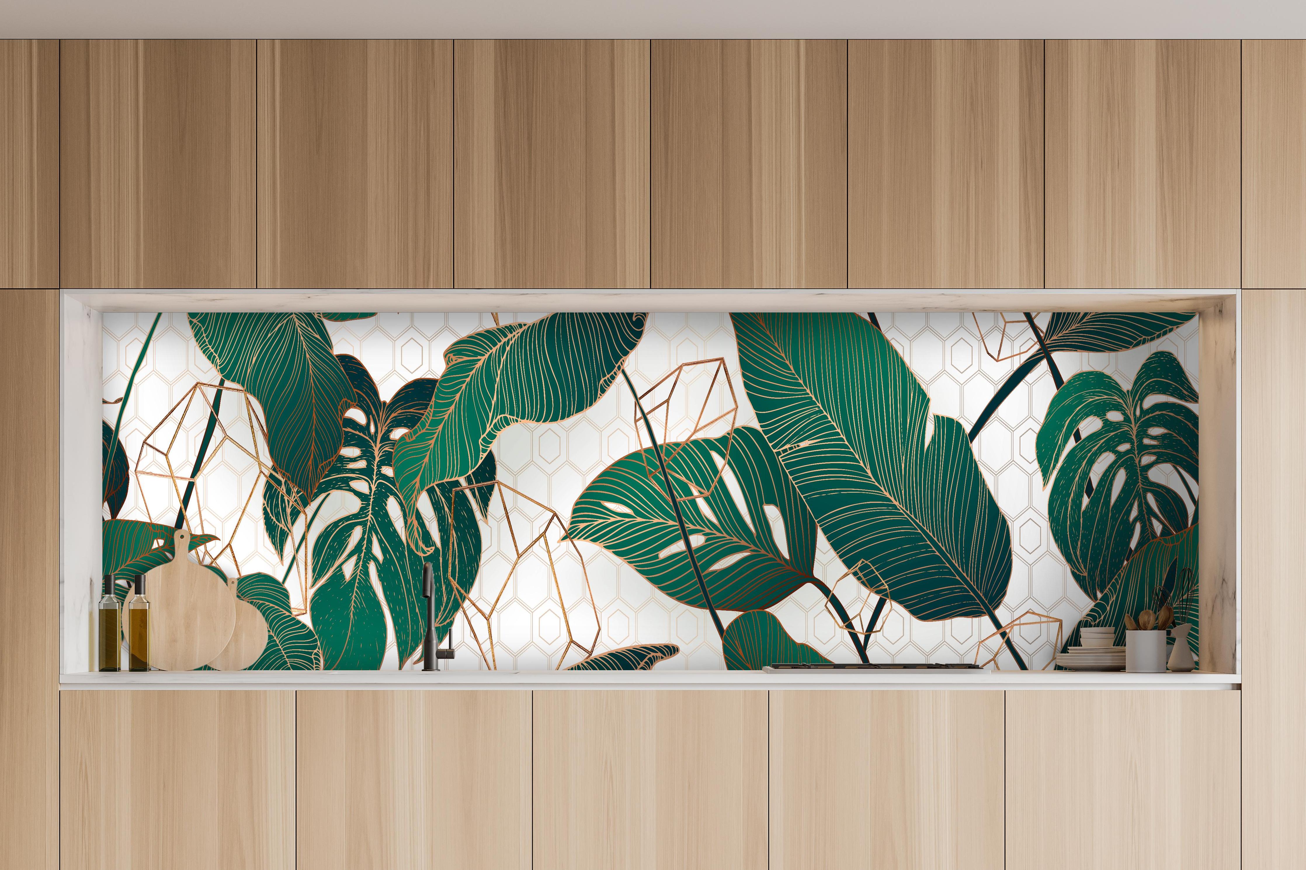 Küche - Grüne Blätter auf eleganter Tapete hinter weißen Hochglanz-Küchenregalen und schwarzem Wasserhahn