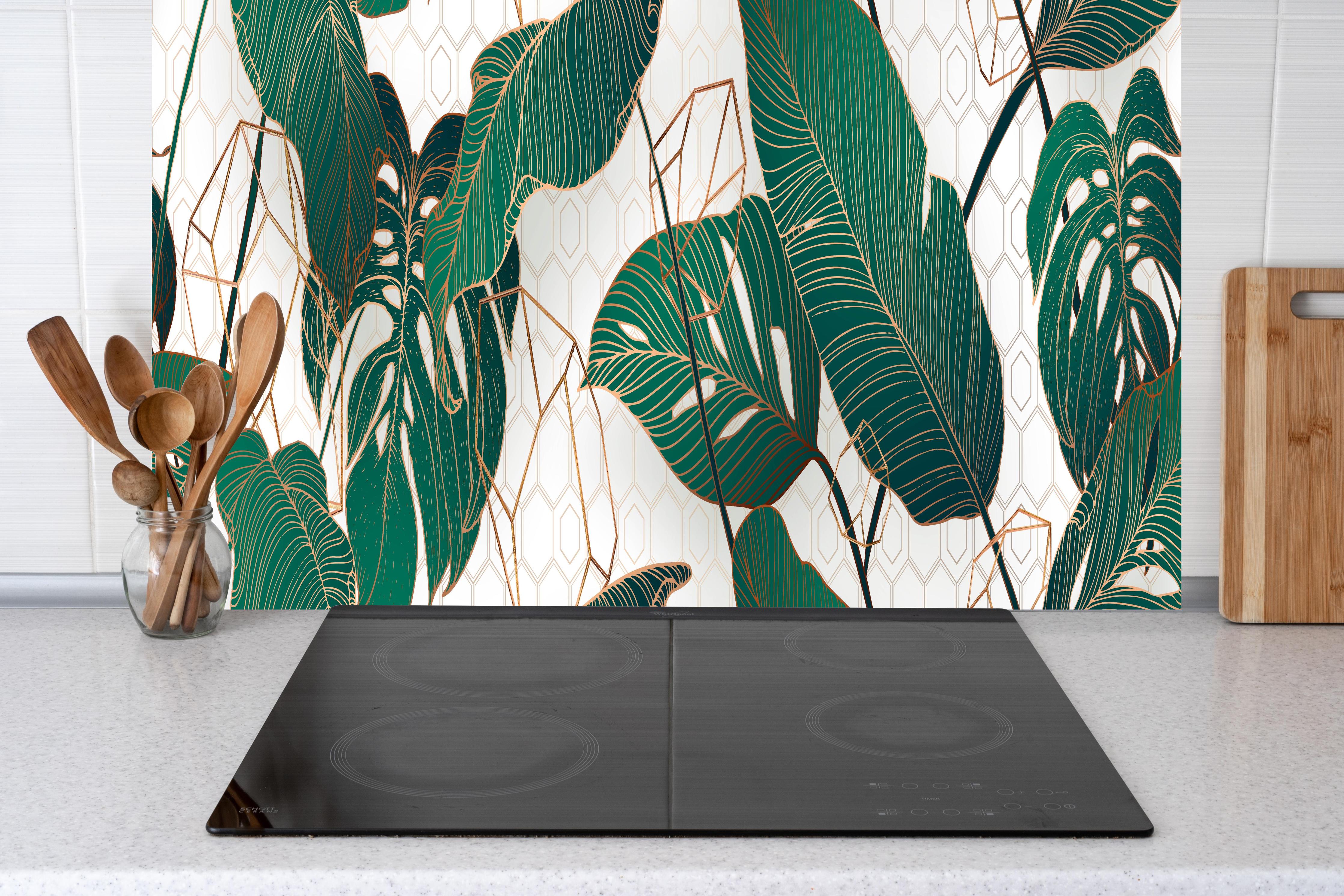 Küche - Grüne Blätter auf eleganter Tapete hinter weißen Hochglanz-Küchenregalen und schwarzem Wasserhahn