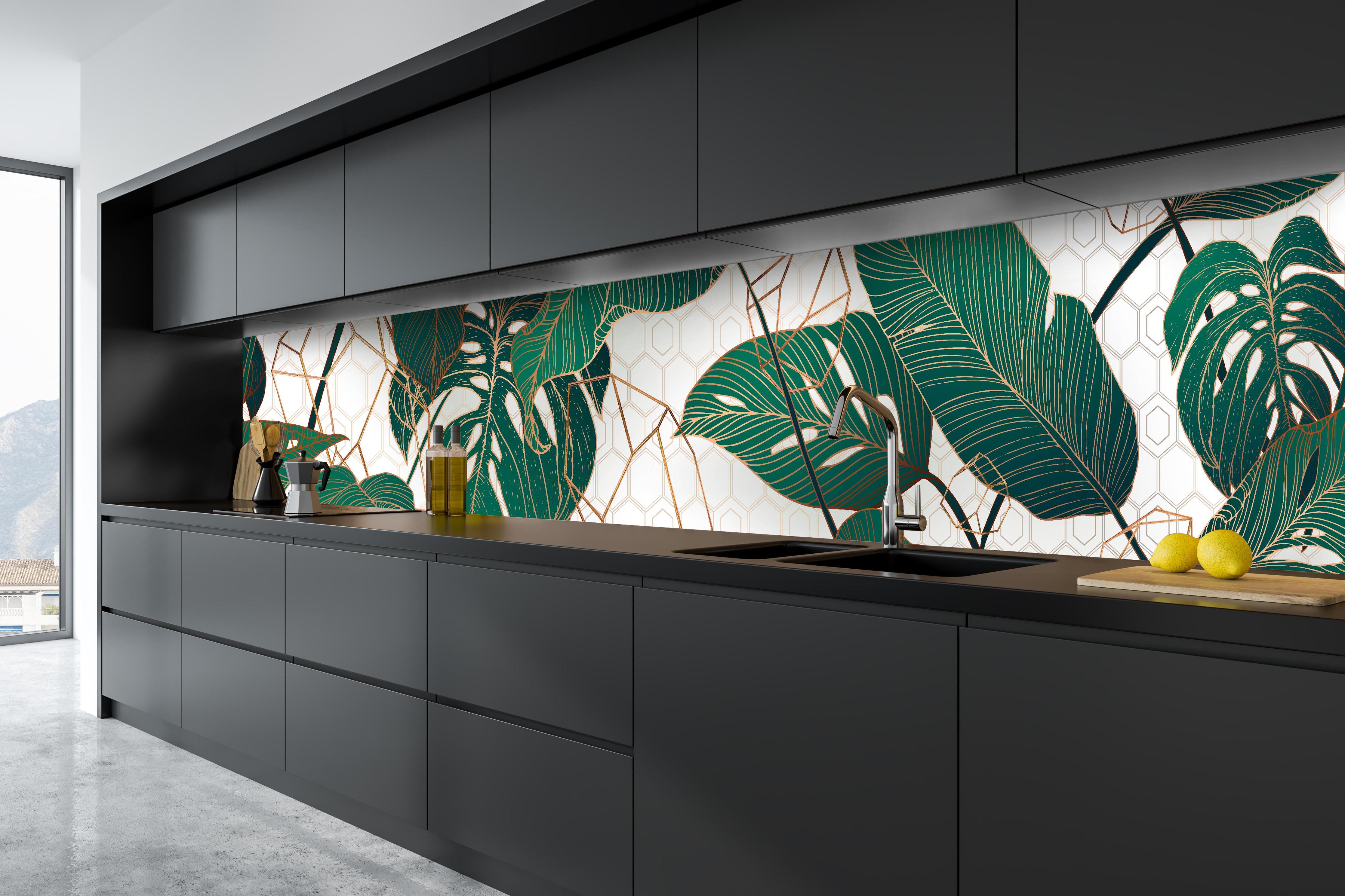 Küche - Grüne Blätter auf eleganter Tapete hinter weißen Hochglanz-Küchenregalen und schwarzem Wasserhahn