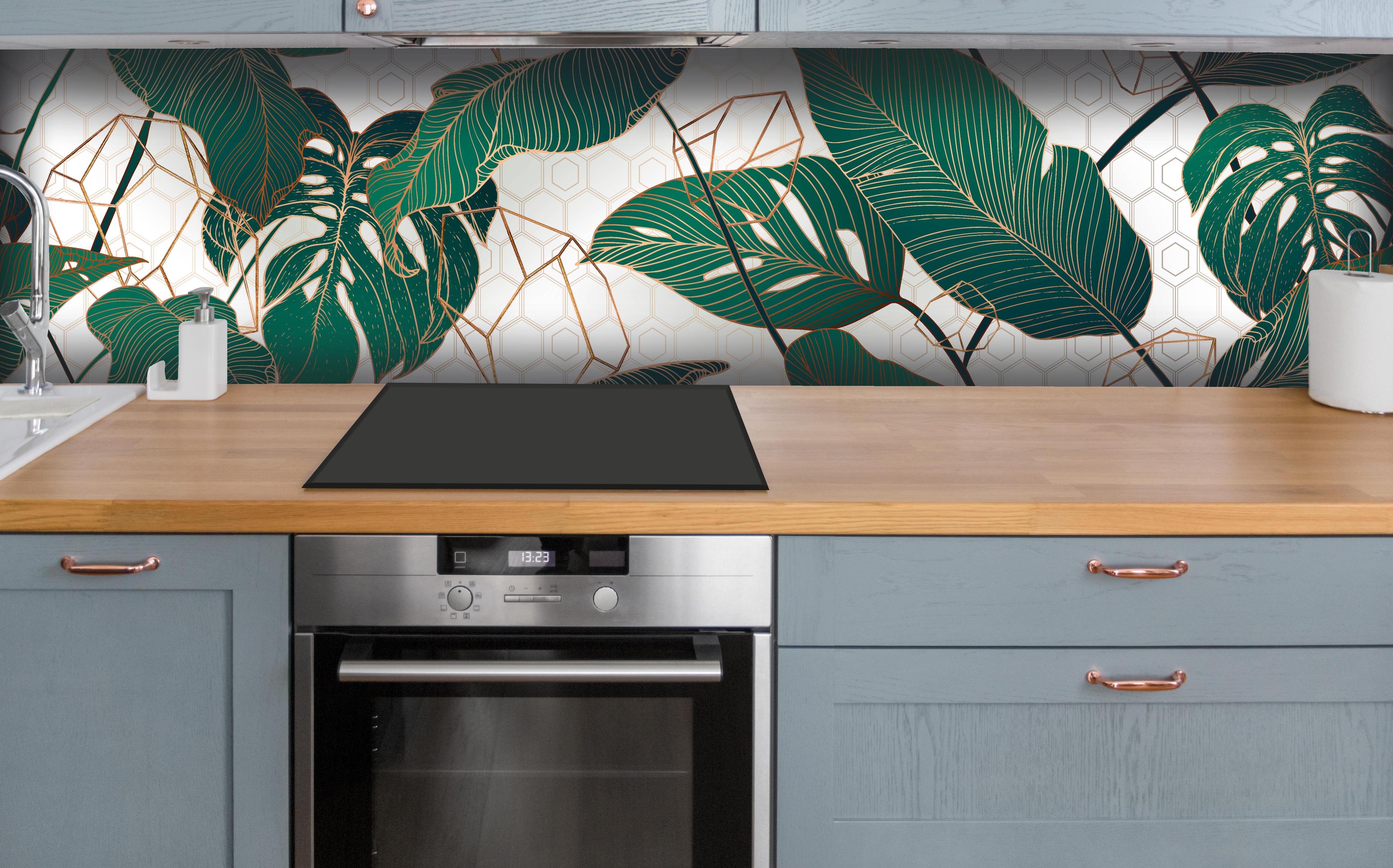 Küche - Grüne Blätter auf eleganter Tapete hinter weißen Hochglanz-Küchenregalen und schwarzem Wasserhahn