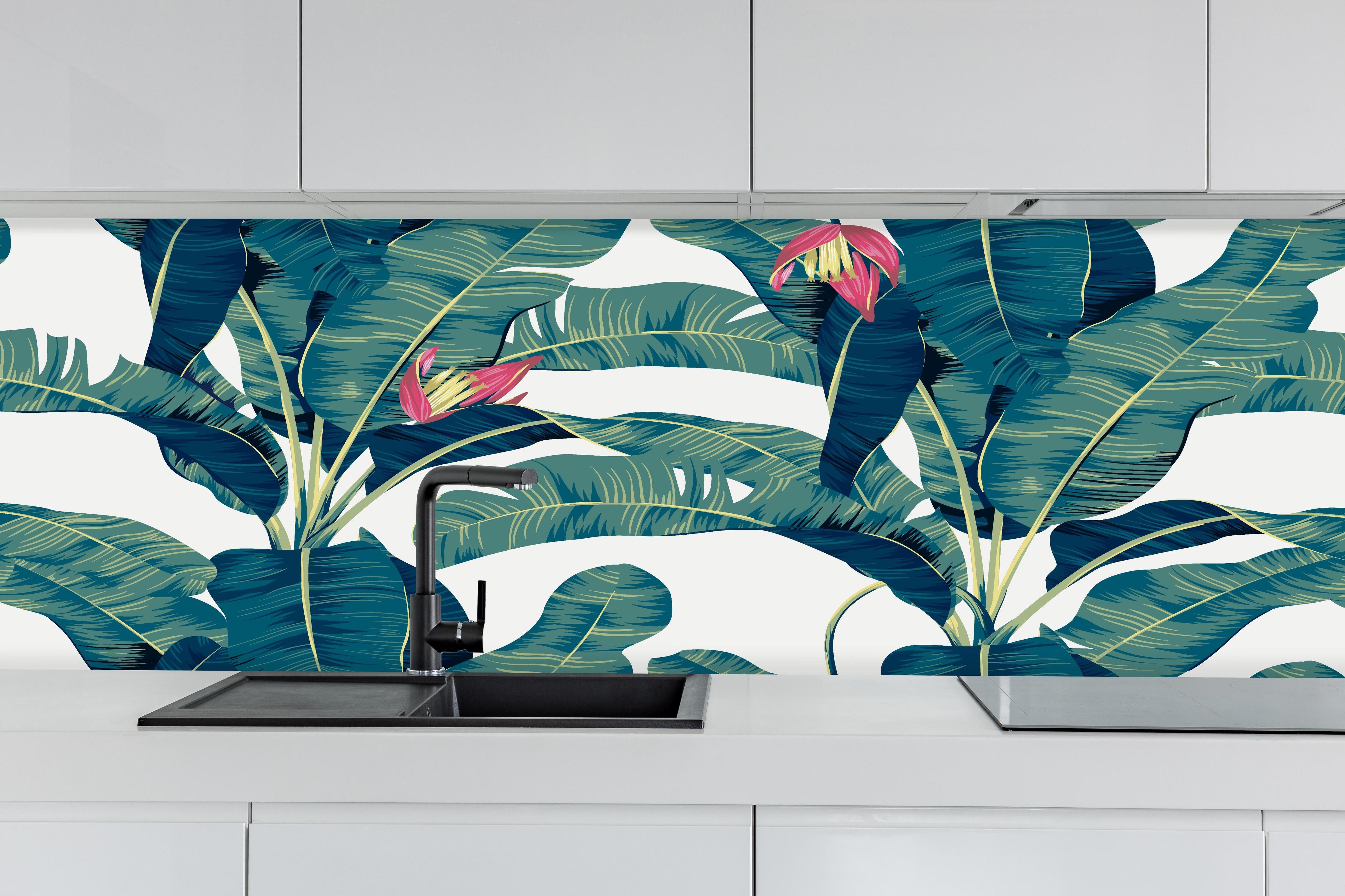 Küche - Grüne Exotische Bananenblätter Illustration hinter weißen Hochglanz-Küchenregalen und schwarzem Wasserhahn