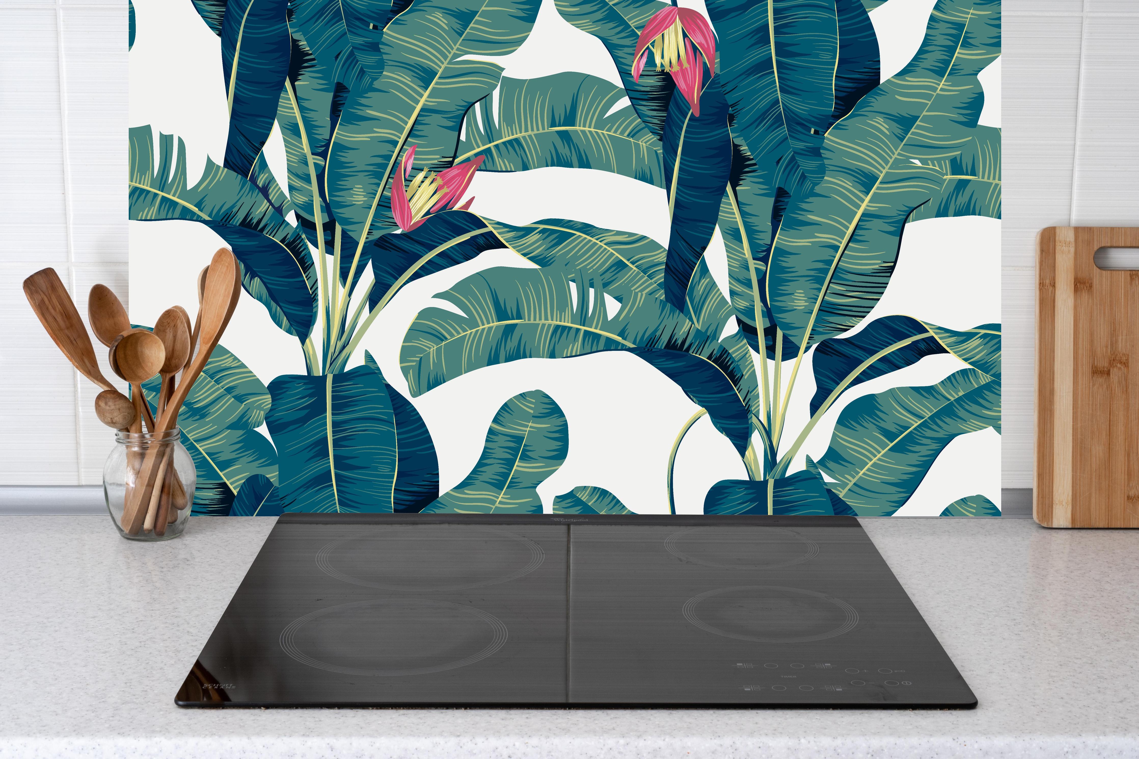 Küche - Grüne Exotische Bananenblätter Illustration hinter weißen Hochglanz-Küchenregalen und schwarzem Wasserhahn