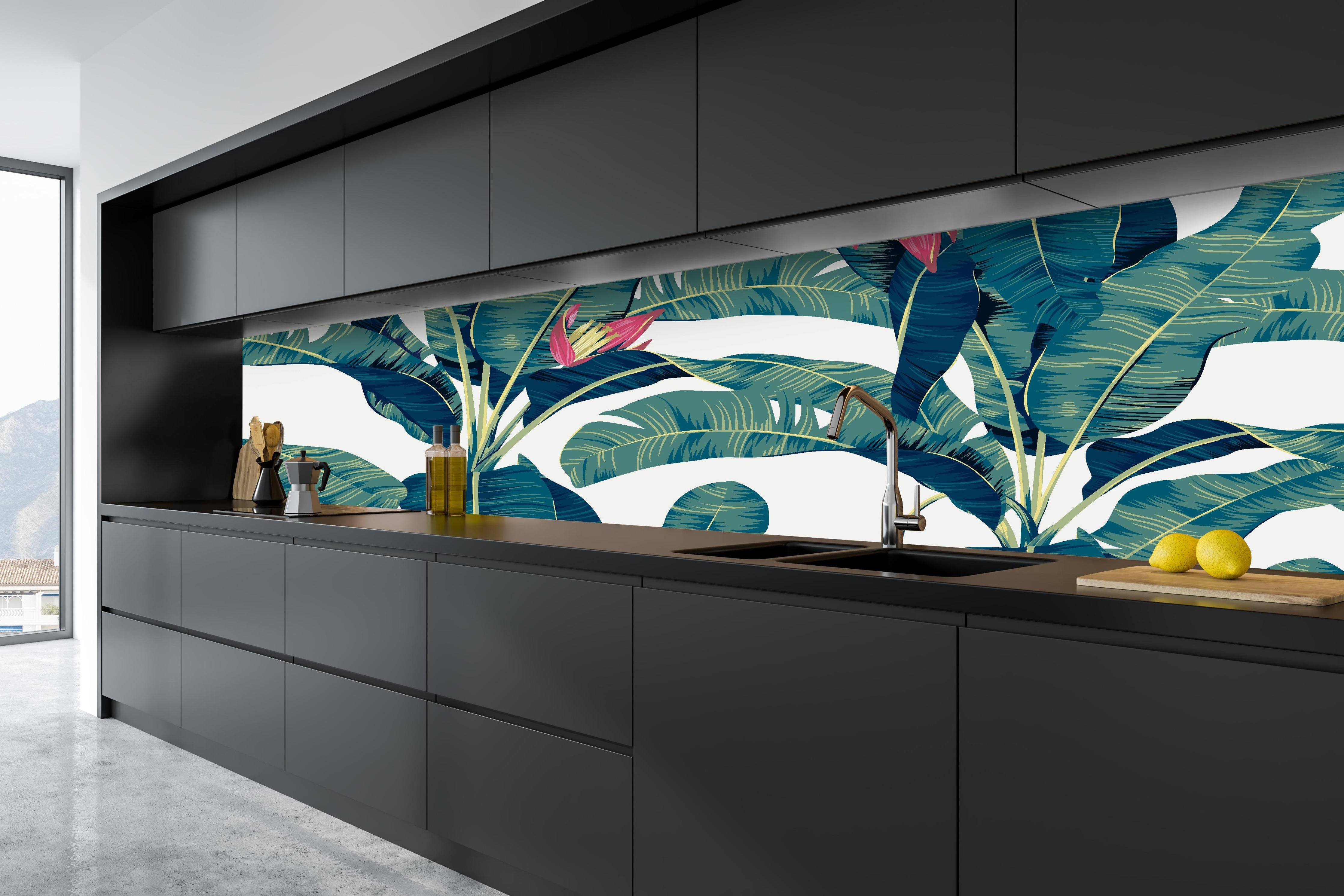 Küche - Grüne Exotische Bananenblätter Illustration hinter weißen Hochglanz-Küchenregalen und schwarzem Wasserhahn