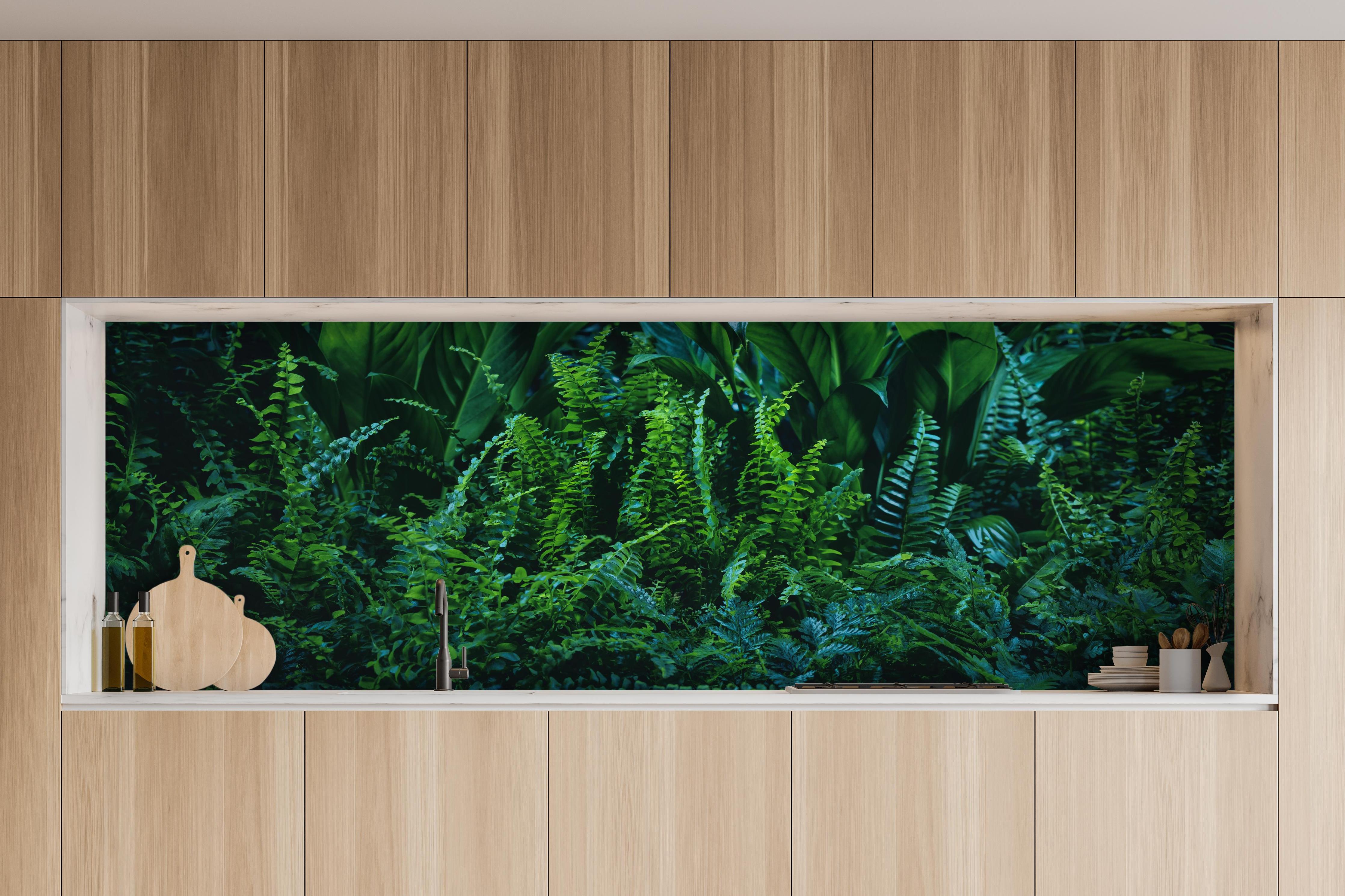 Küche - Grüne Farn Blatt Textur hinter weißen Hochglanz-Küchenregalen und schwarzem Wasserhahn