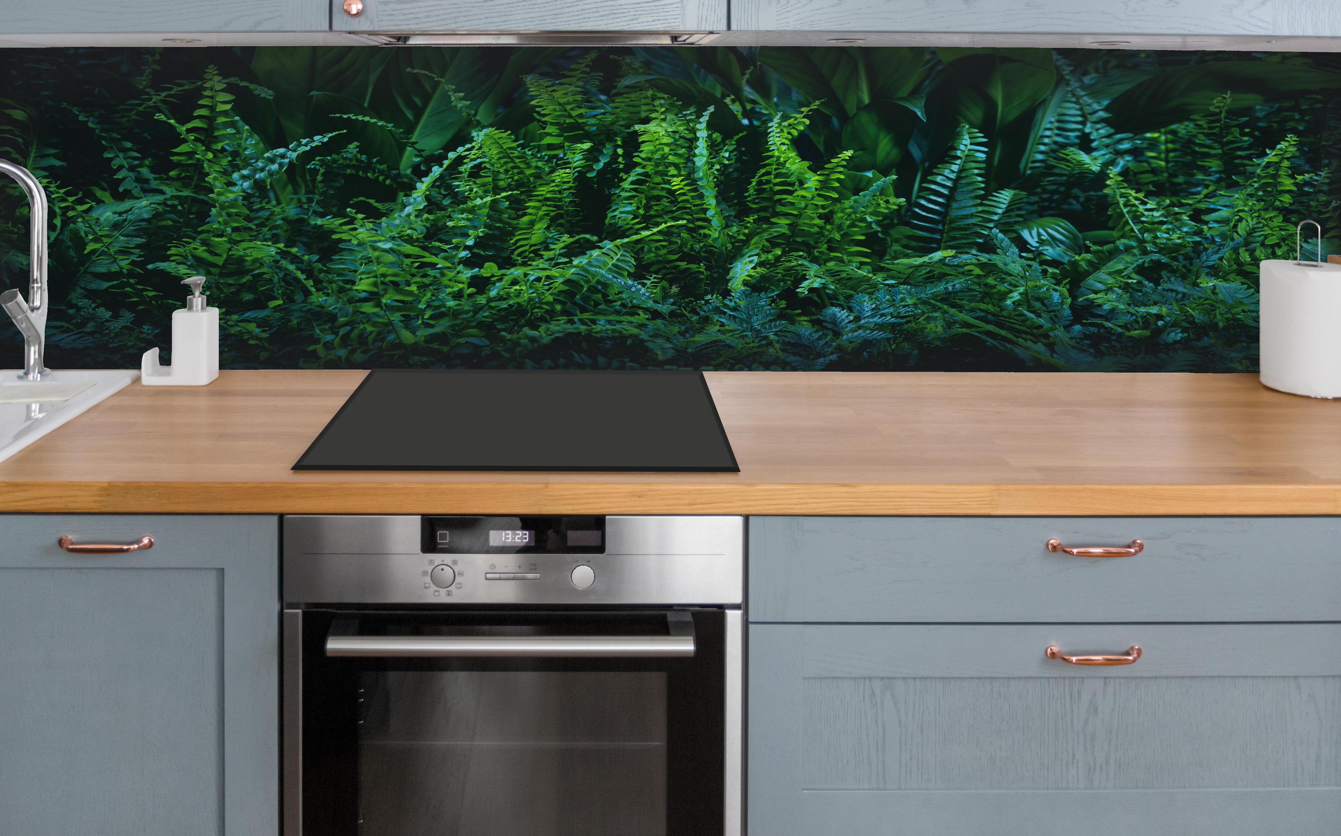 Küche - Grüne Farn Blatt Textur hinter weißen Hochglanz-Küchenregalen und schwarzem Wasserhahn