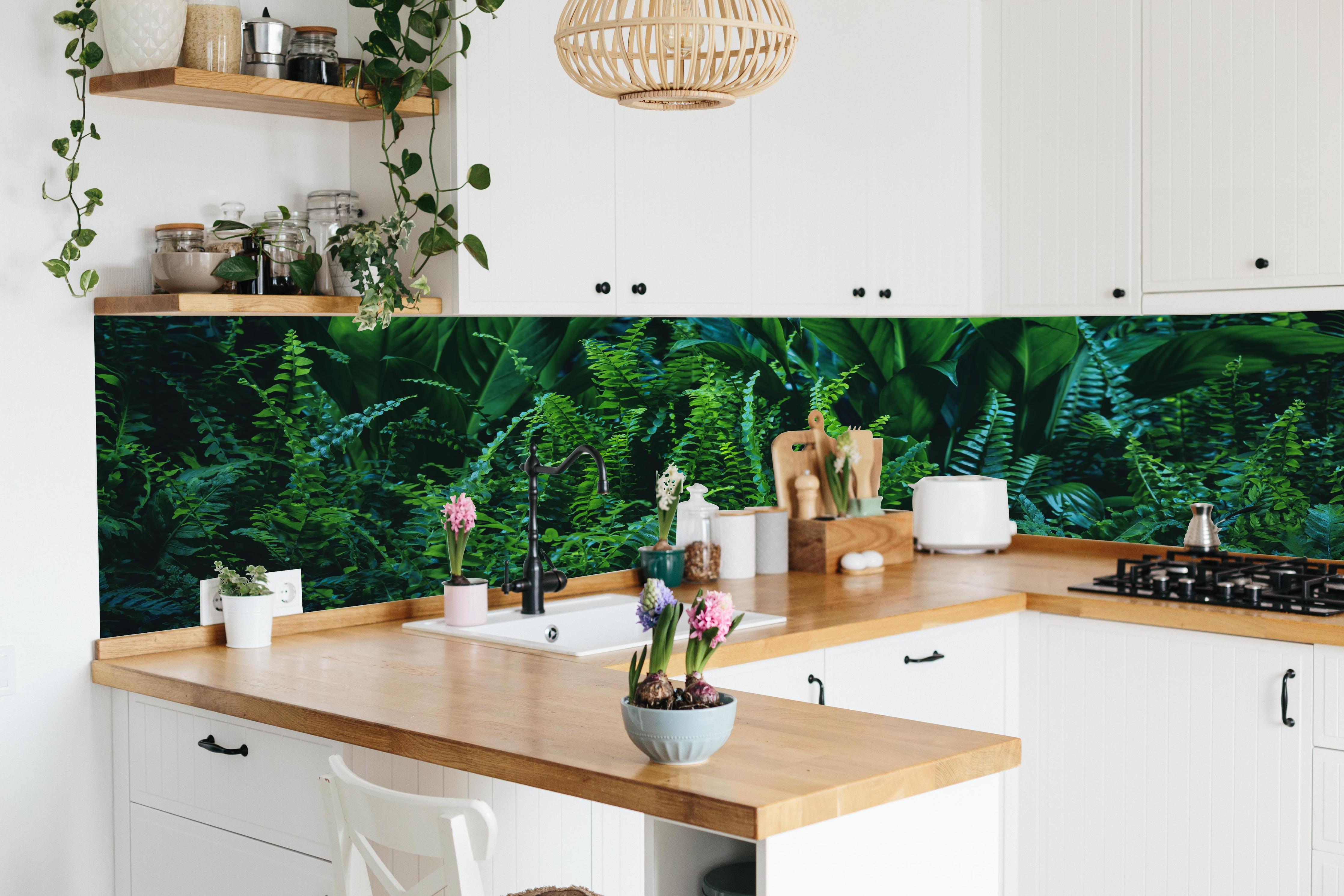 Küche - Grüne Farn Blatt Textur hinter weißen Hochglanz-Küchenregalen und schwarzem Wasserhahn