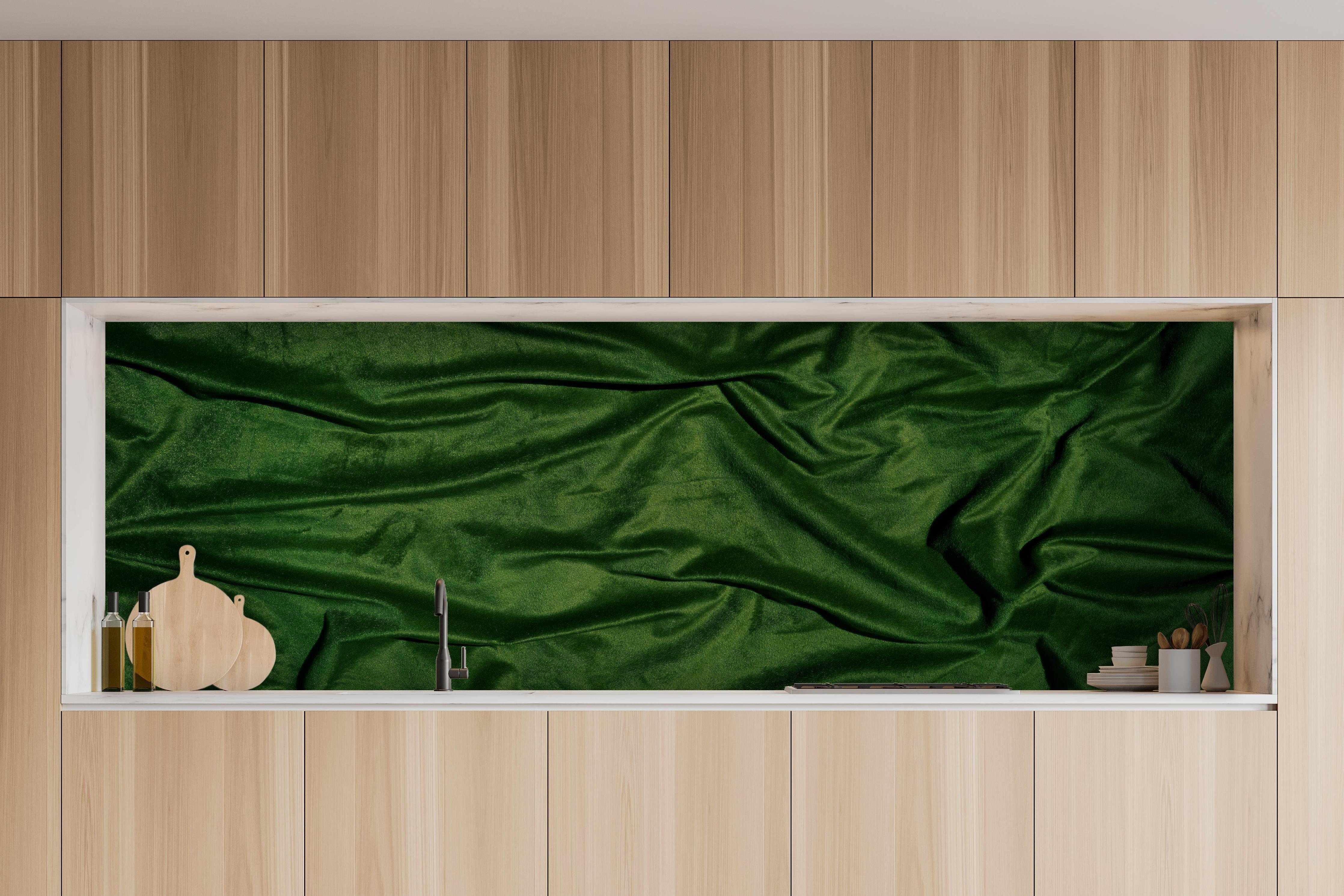 Küche - Grüner Seidenstoff Hintergrund hinter weißen Hochglanz-Küchenregalen und schwarzem Wasserhahn