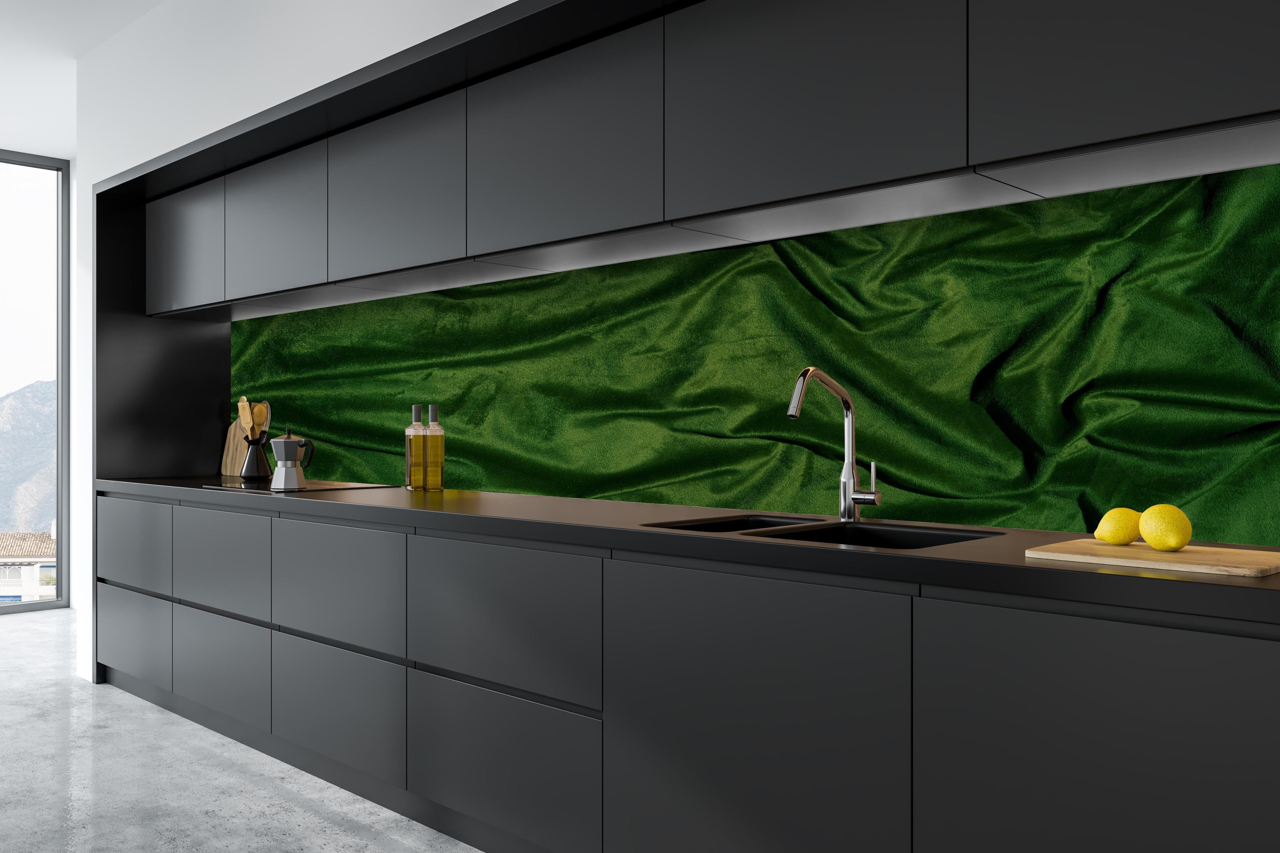 Küche - Grüner Seidenstoff Hintergrund hinter weißen Hochglanz-Küchenregalen und schwarzem Wasserhahn