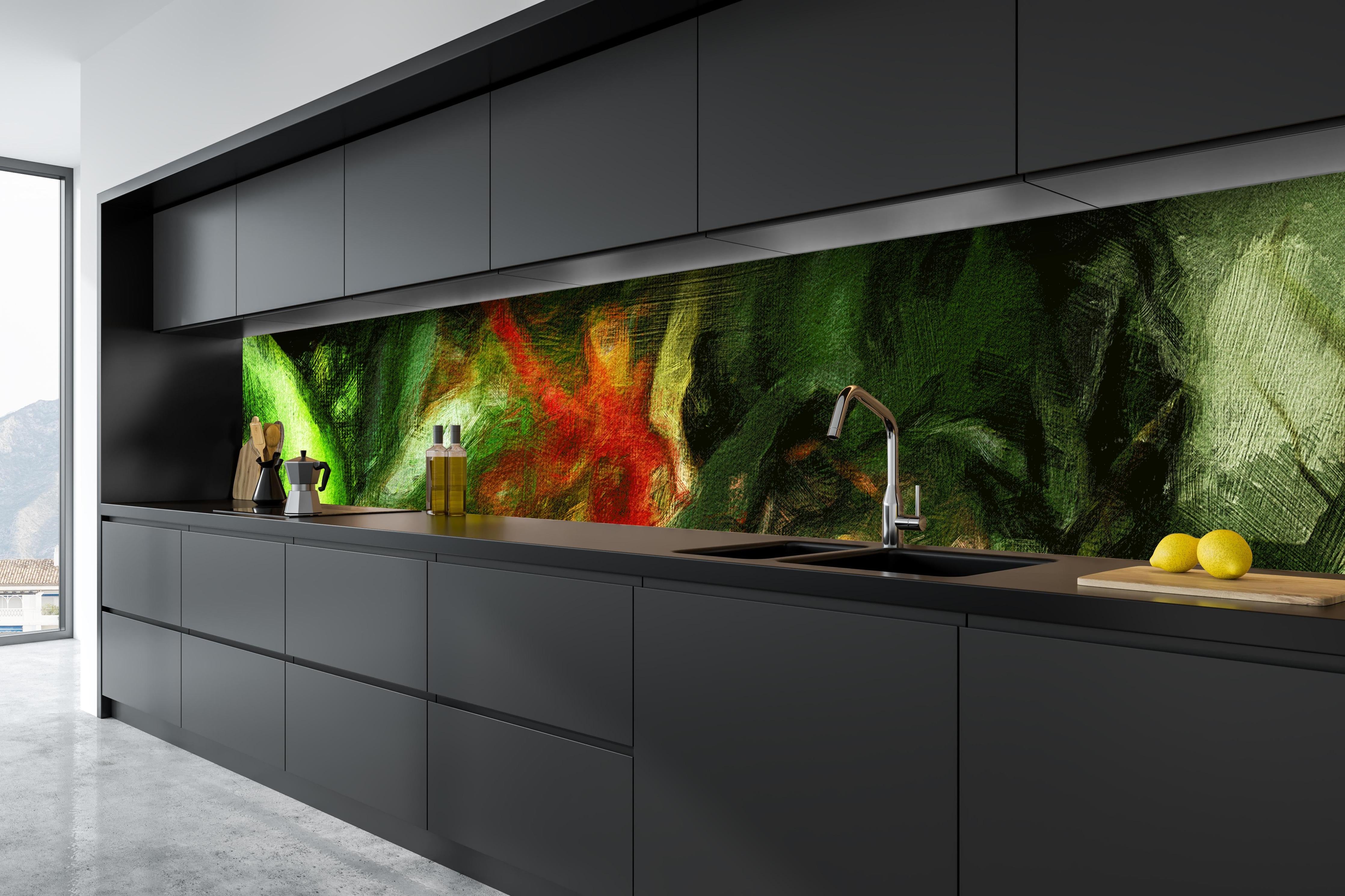 Küche - Grünes surreales Muster digitale Ölmalerei hinter weißen Hochglanz-Küchenregalen und schwarzem Wasserhahn