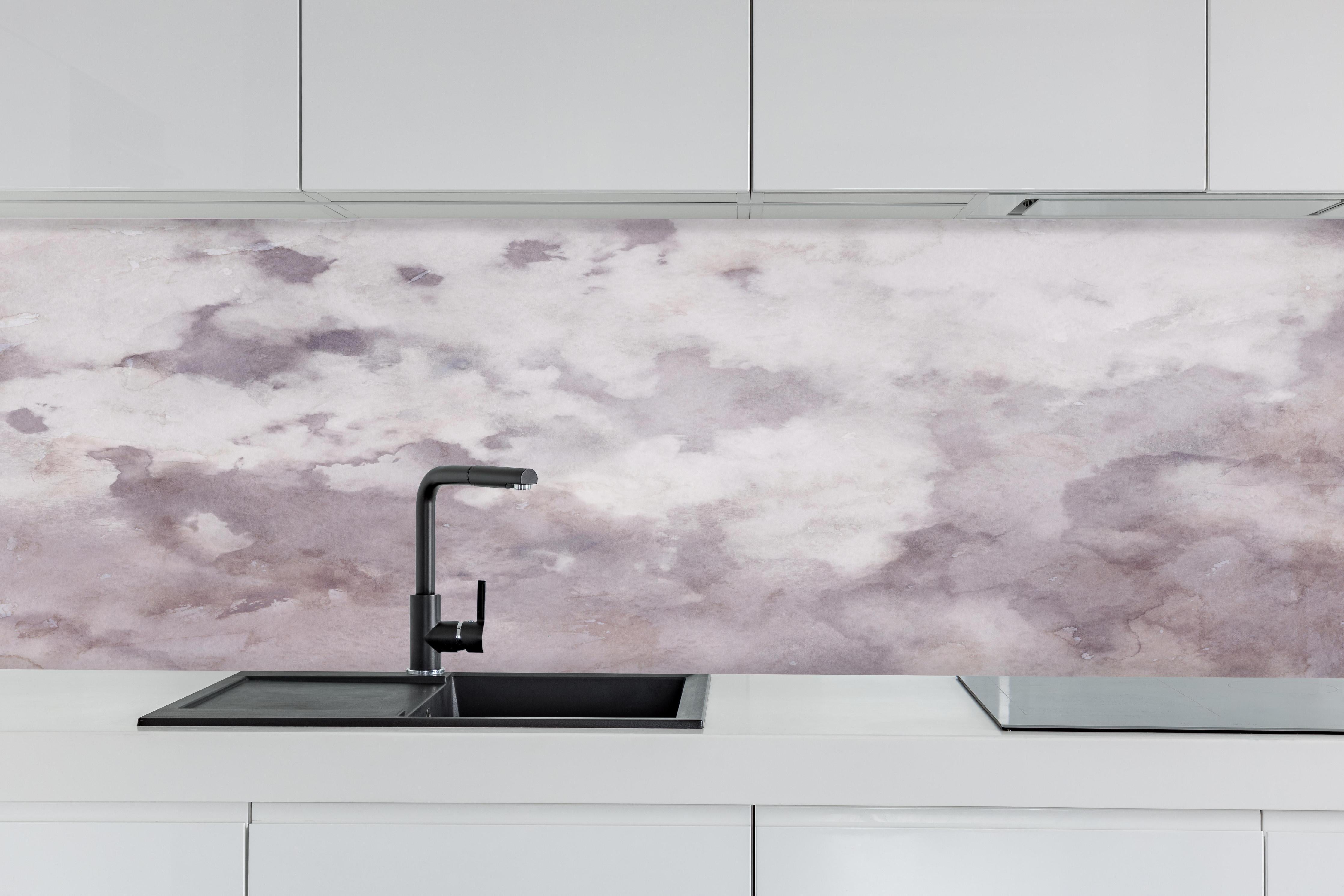 Küche - Grunges Design - Aquarellmalerei hinter weißen Hochglanz-Küchenregalen und schwarzem Wasserhahn