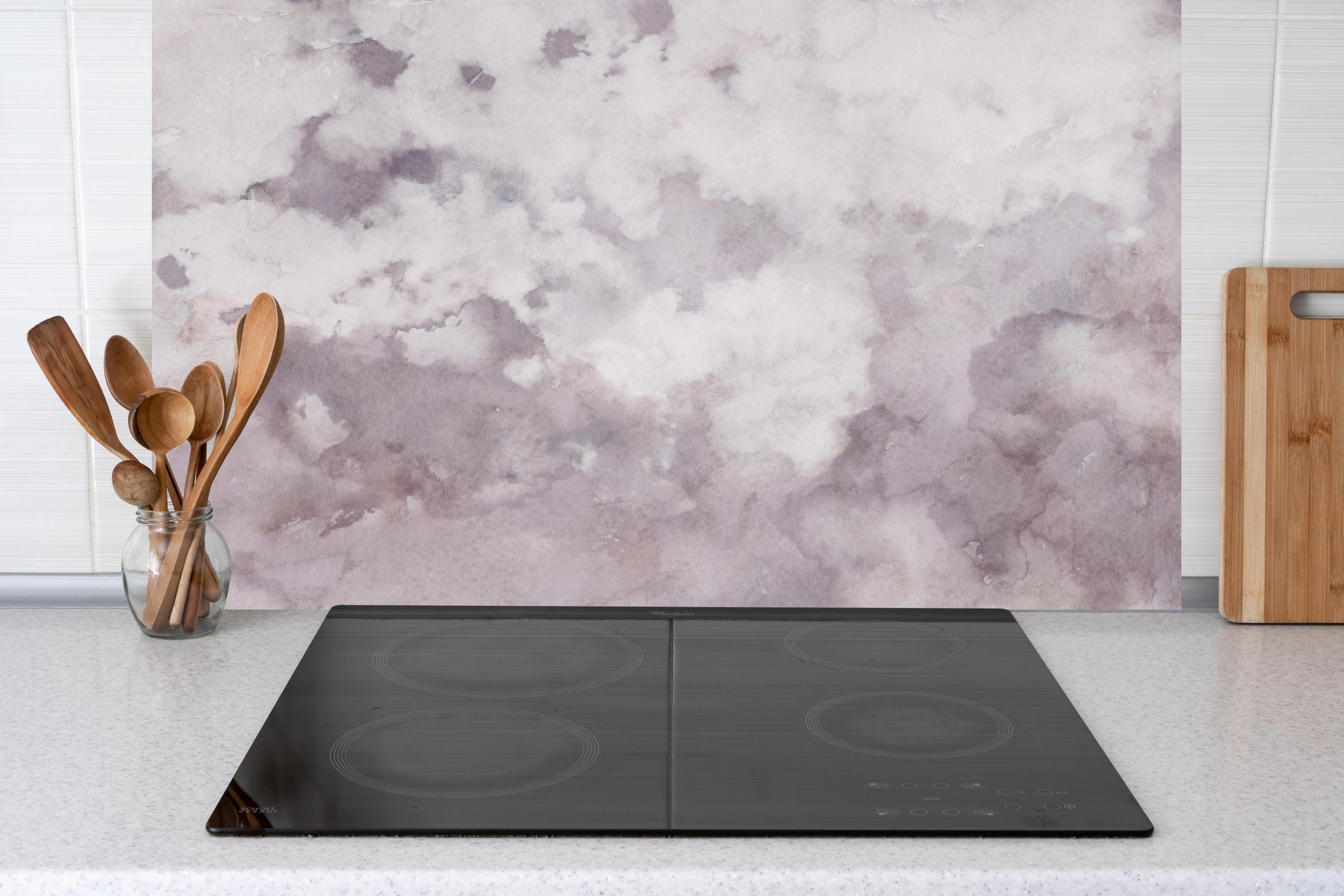 Küche - Grunges Design - Aquarellmalerei hinter weißen Hochglanz-Küchenregalen und schwarzem Wasserhahn