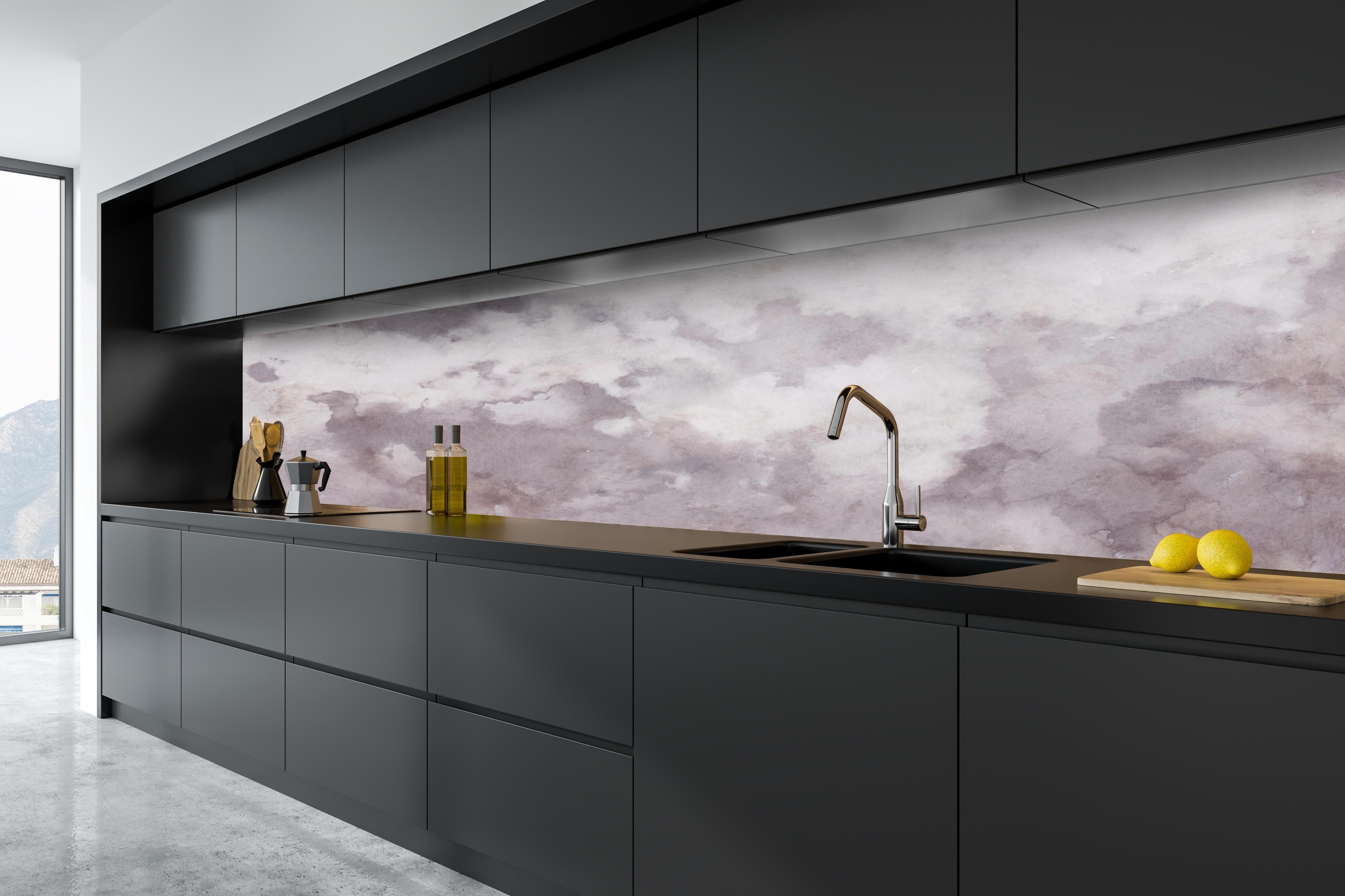 Küche - Grunges Design - Aquarellmalerei hinter weißen Hochglanz-Küchenregalen und schwarzem Wasserhahn