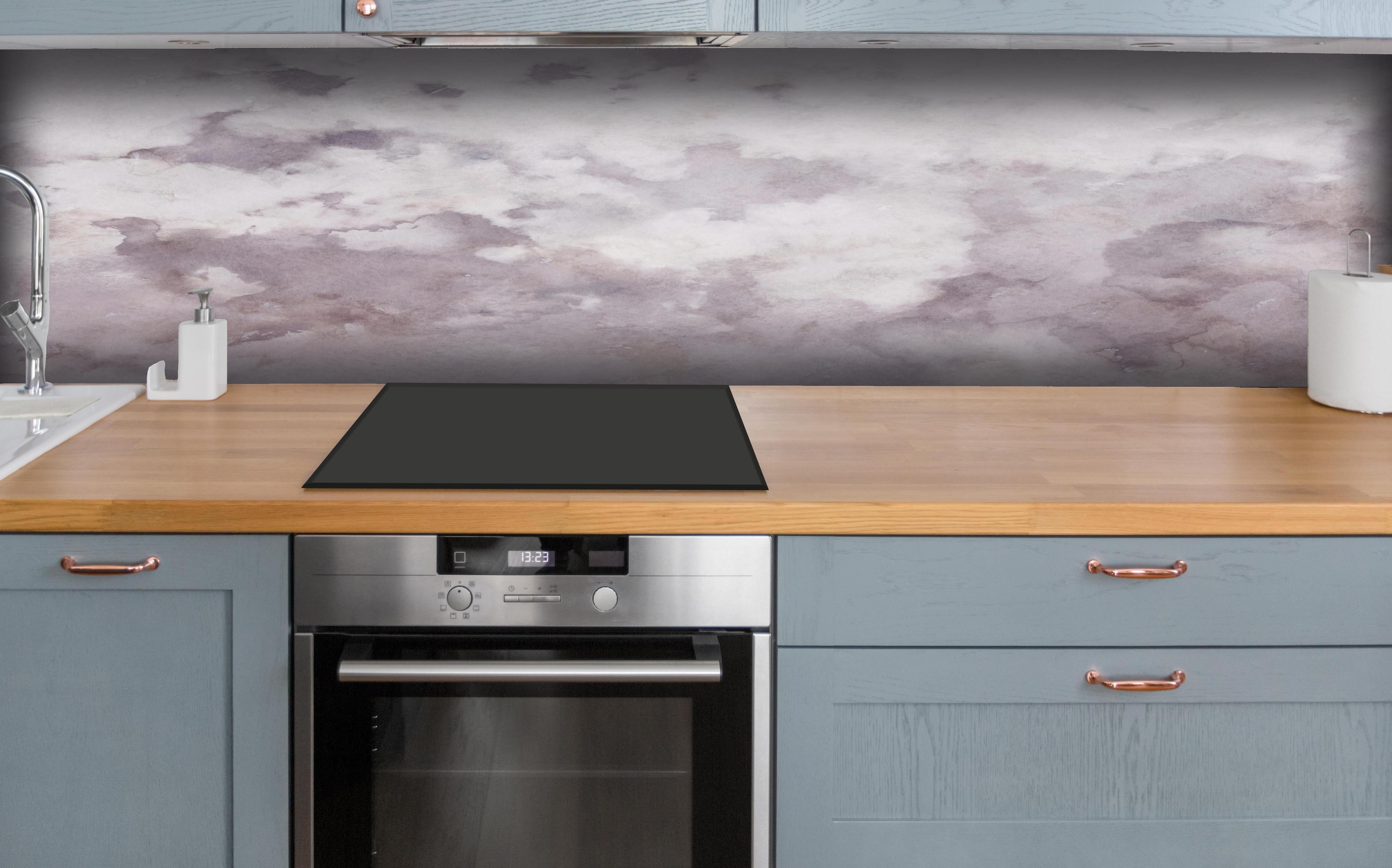 Küche - Grunges Design - Aquarellmalerei hinter weißen Hochglanz-Küchenregalen und schwarzem Wasserhahn