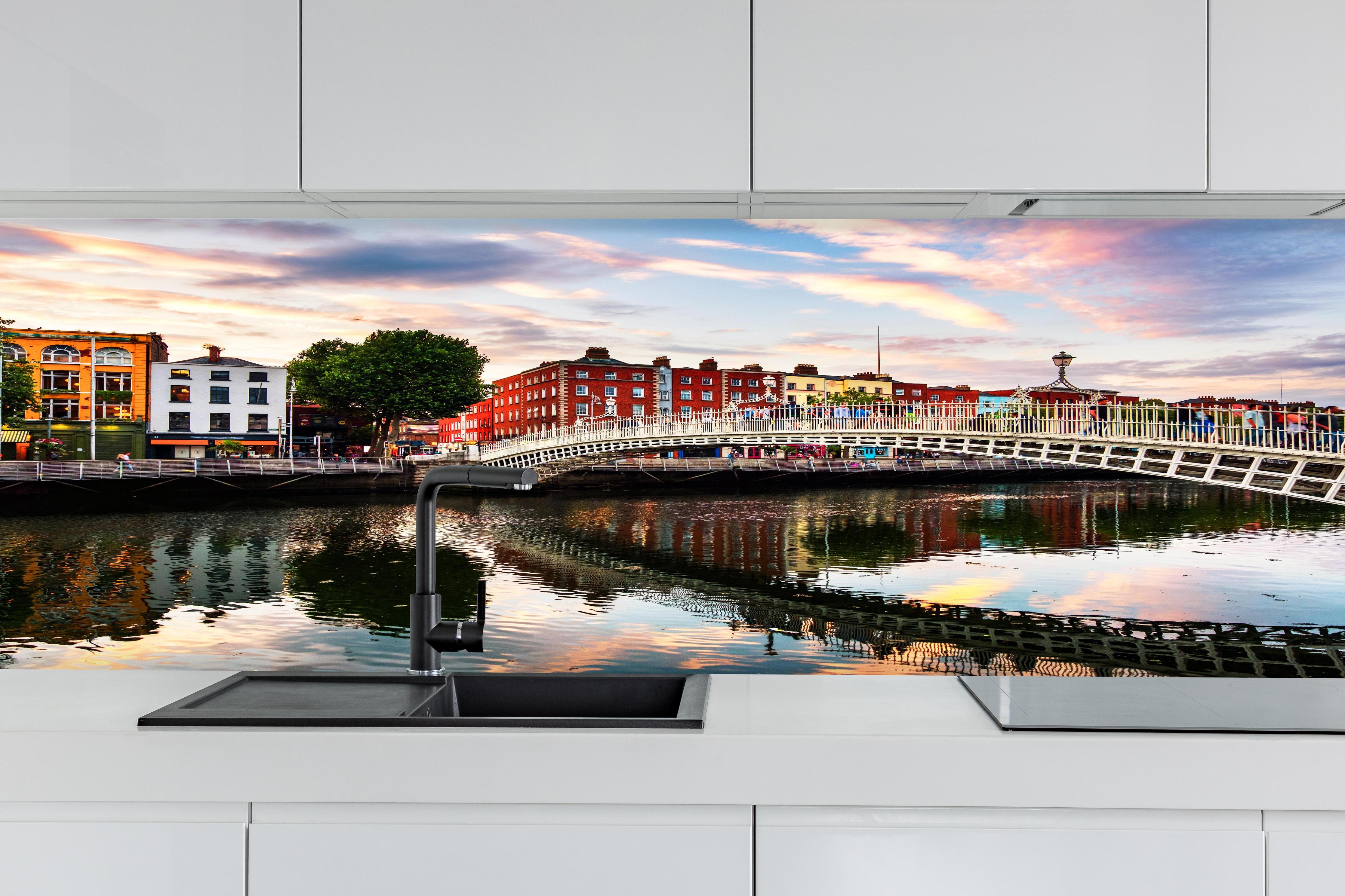 Küche - Ha Penny Bridge - Dublin hinter weißen Hochglanz-Küchenregalen und schwarzem Wasserhahn