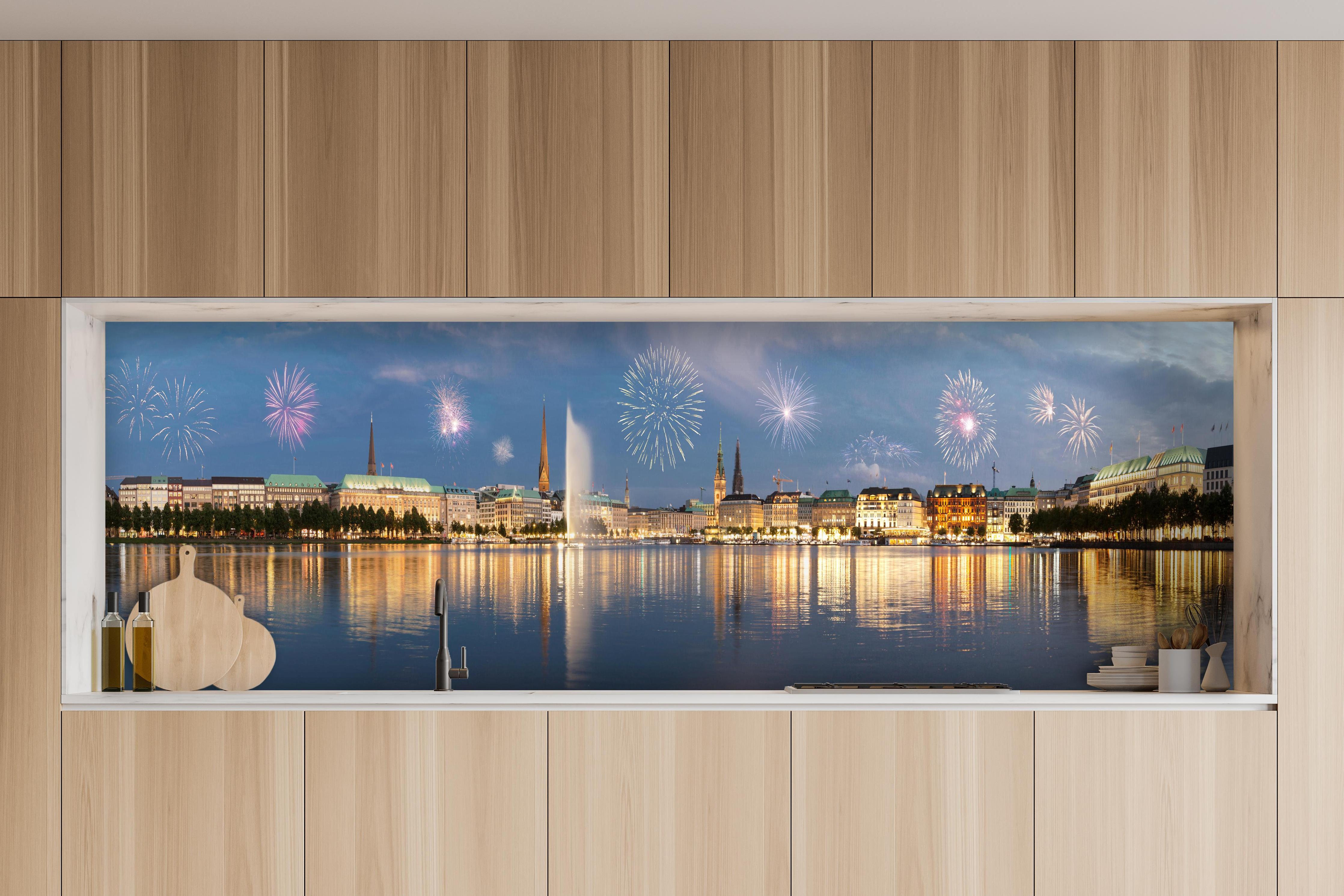 Küche - Hamburg zu Silvester hinter weißen Hochglanz-Küchenregalen und schwarzem Wasserhahn