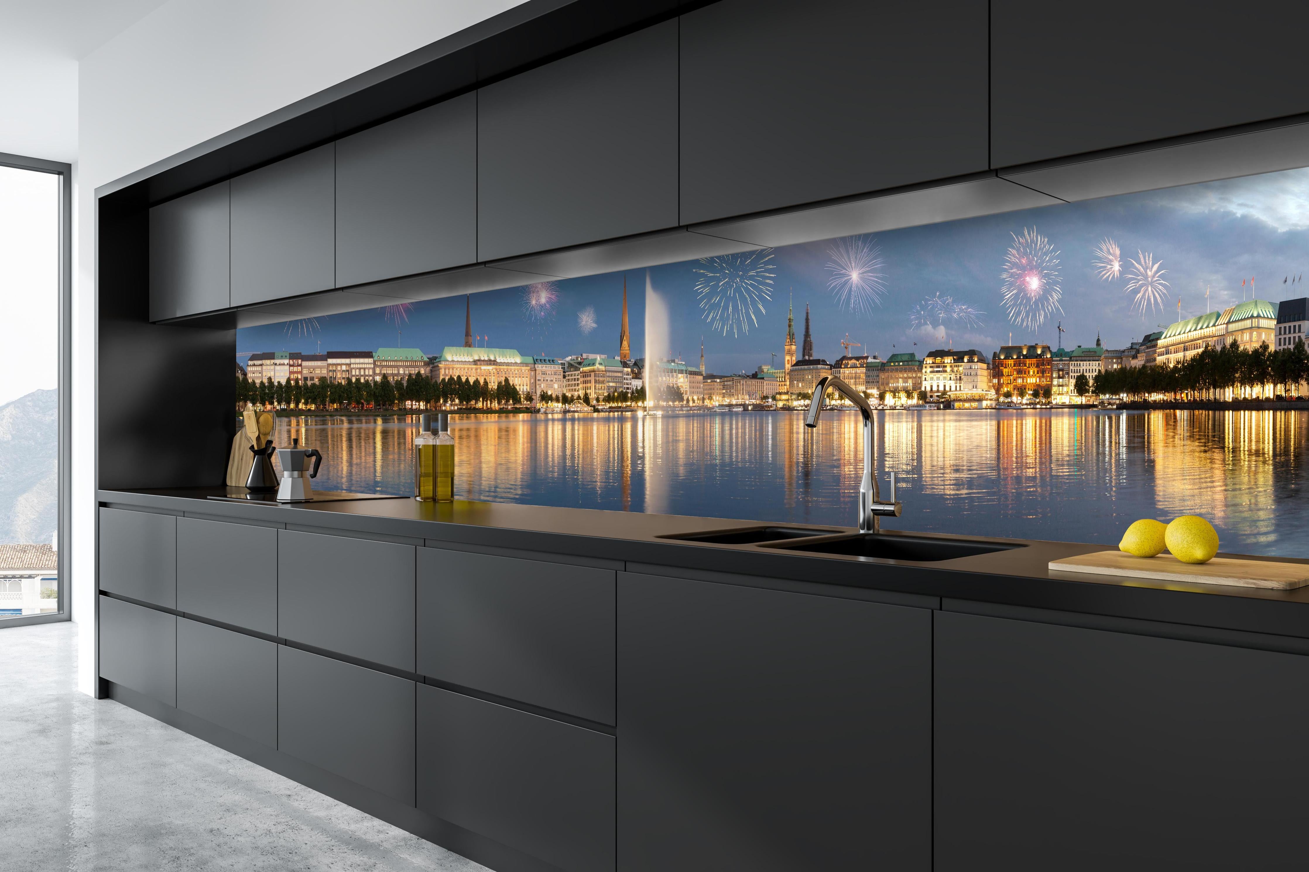 Küche - Hamburg zu Silvester hinter weißen Hochglanz-Küchenregalen und schwarzem Wasserhahn