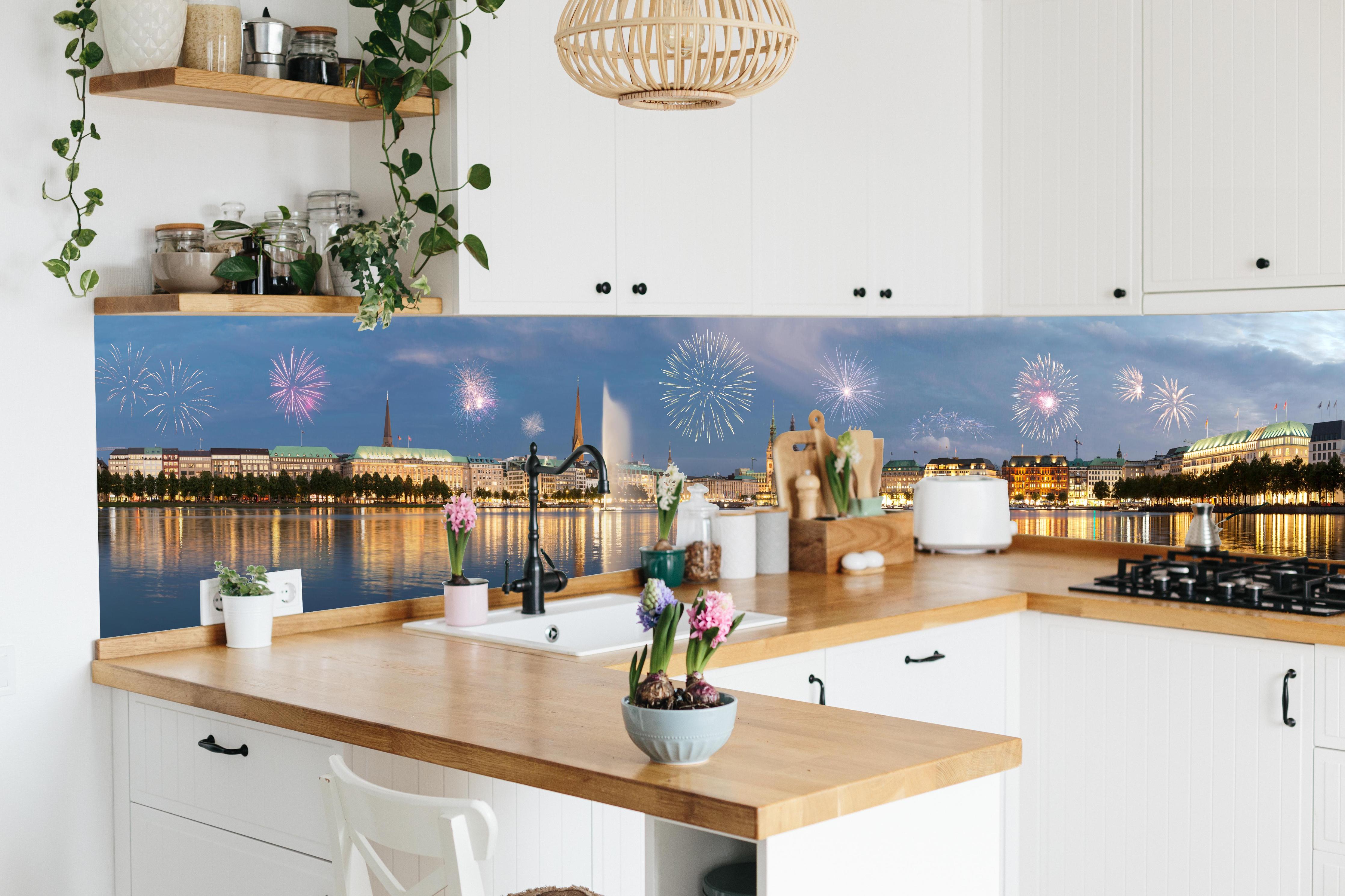 Küche - Hamburg zu Silvester hinter weißen Hochglanz-Küchenregalen und schwarzem Wasserhahn