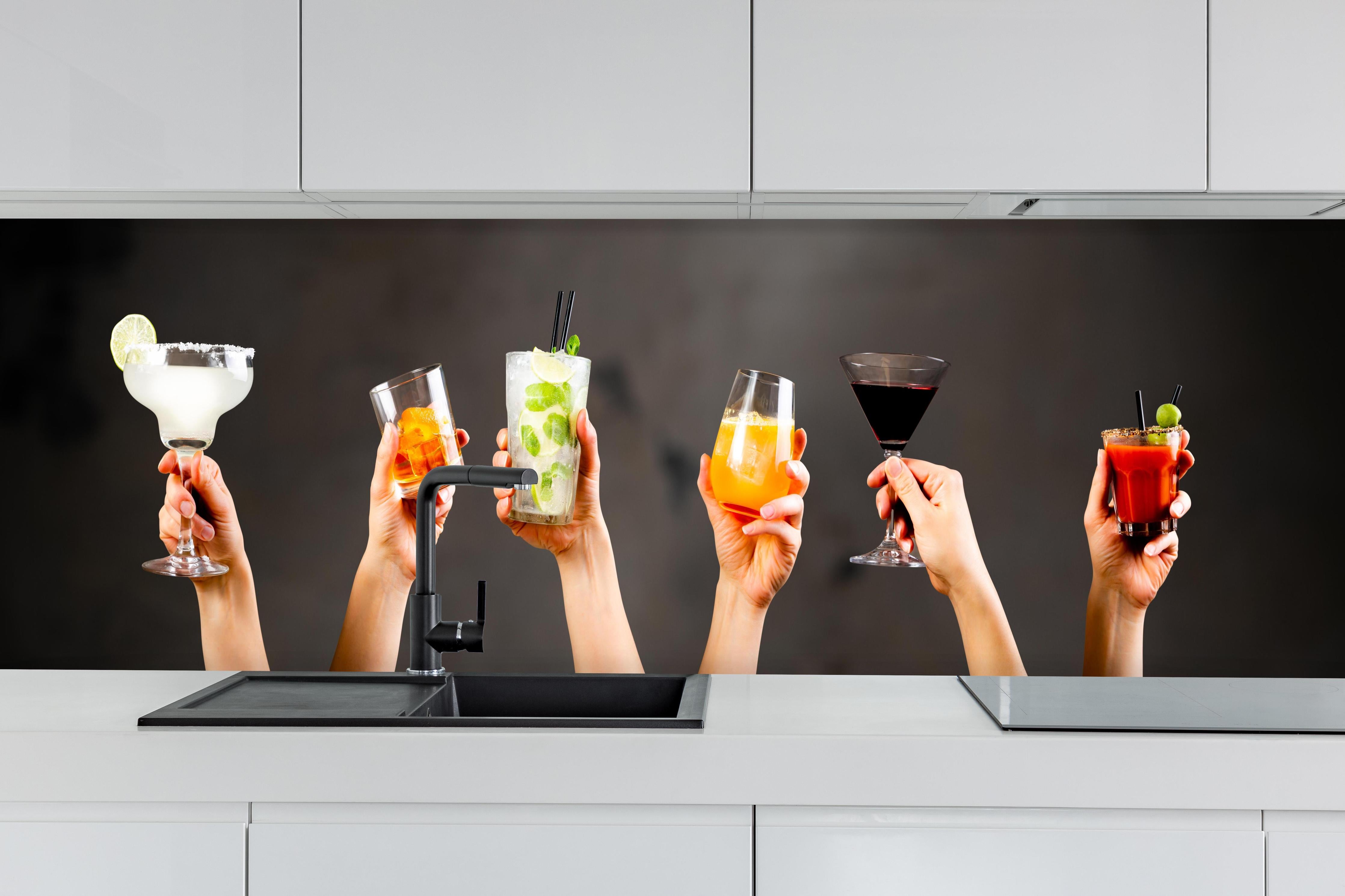 Küche - Handgehaltene Cocktails auf rustikalem Hintergrund hinter weißen Hochglanz-Küchenregalen und schwarzem Wasserhahn