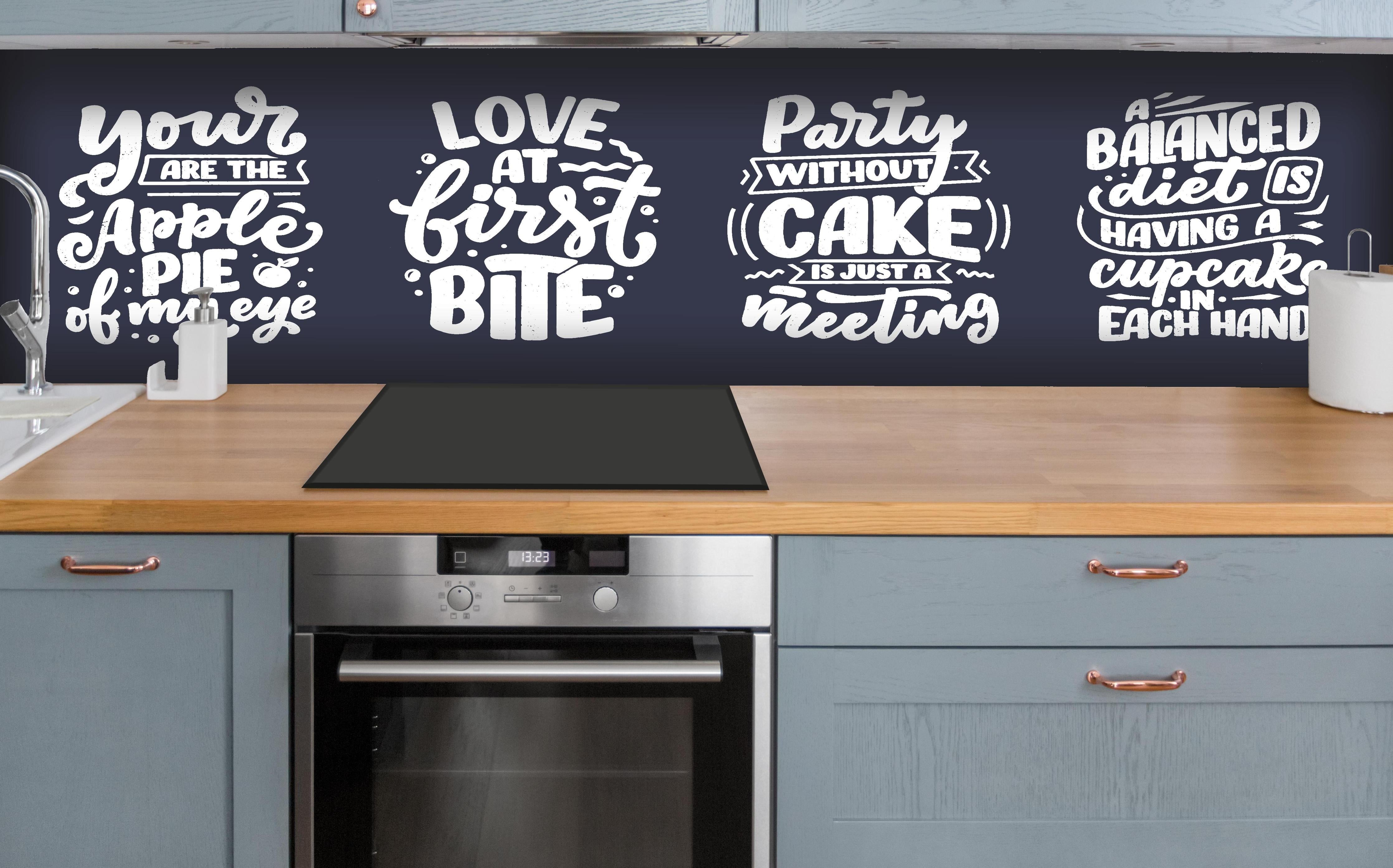 Küche - Handgeschriebene Sprüche in Weiß auf Dunkelblau hinter weißen Hochglanz-Küchenregalen und schwarzem Wasserhahn