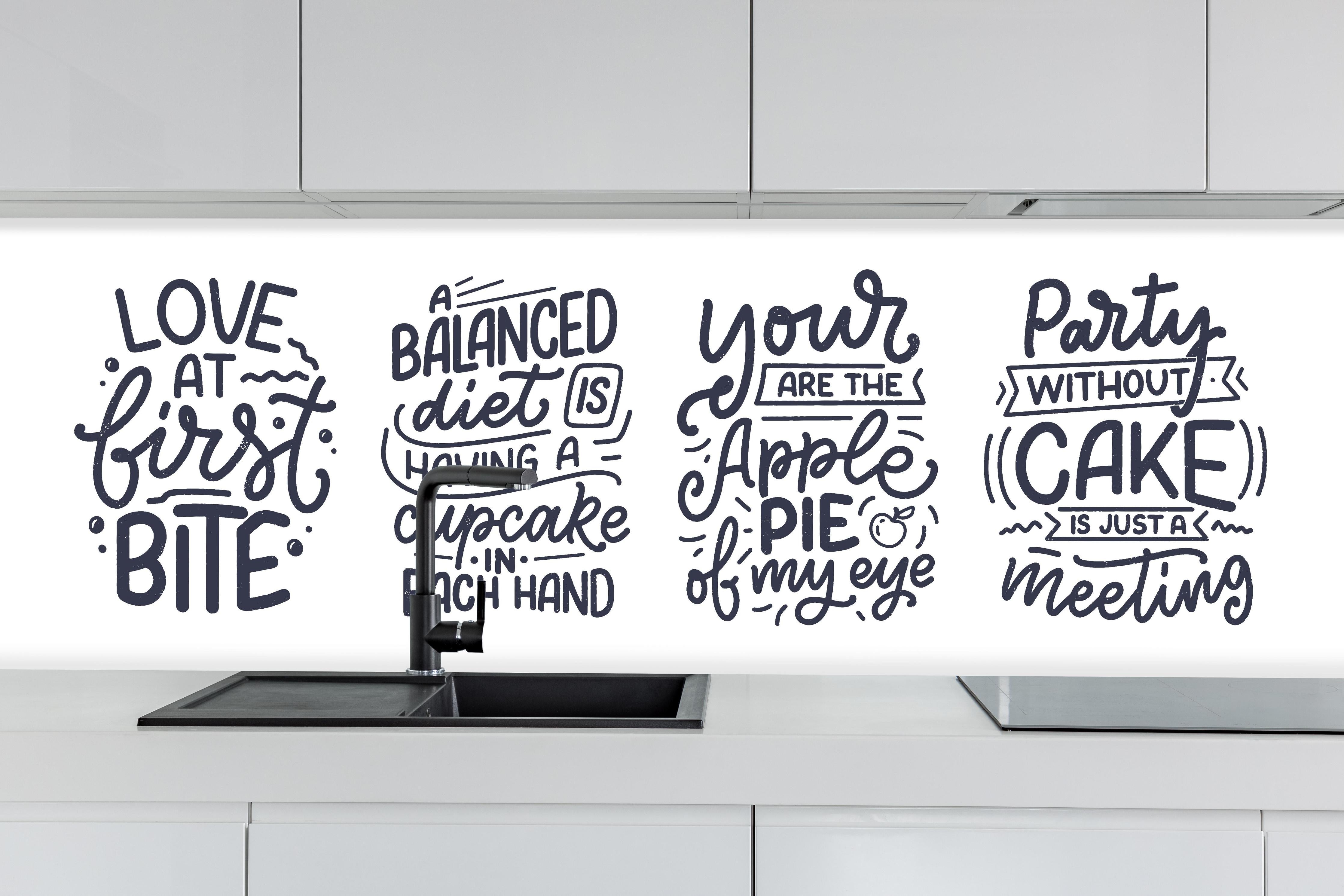 Küche - Handgeschriebene süße Kuchen Zitate hinter weißen Hochglanz-Küchenregalen und schwarzem Wasserhahn