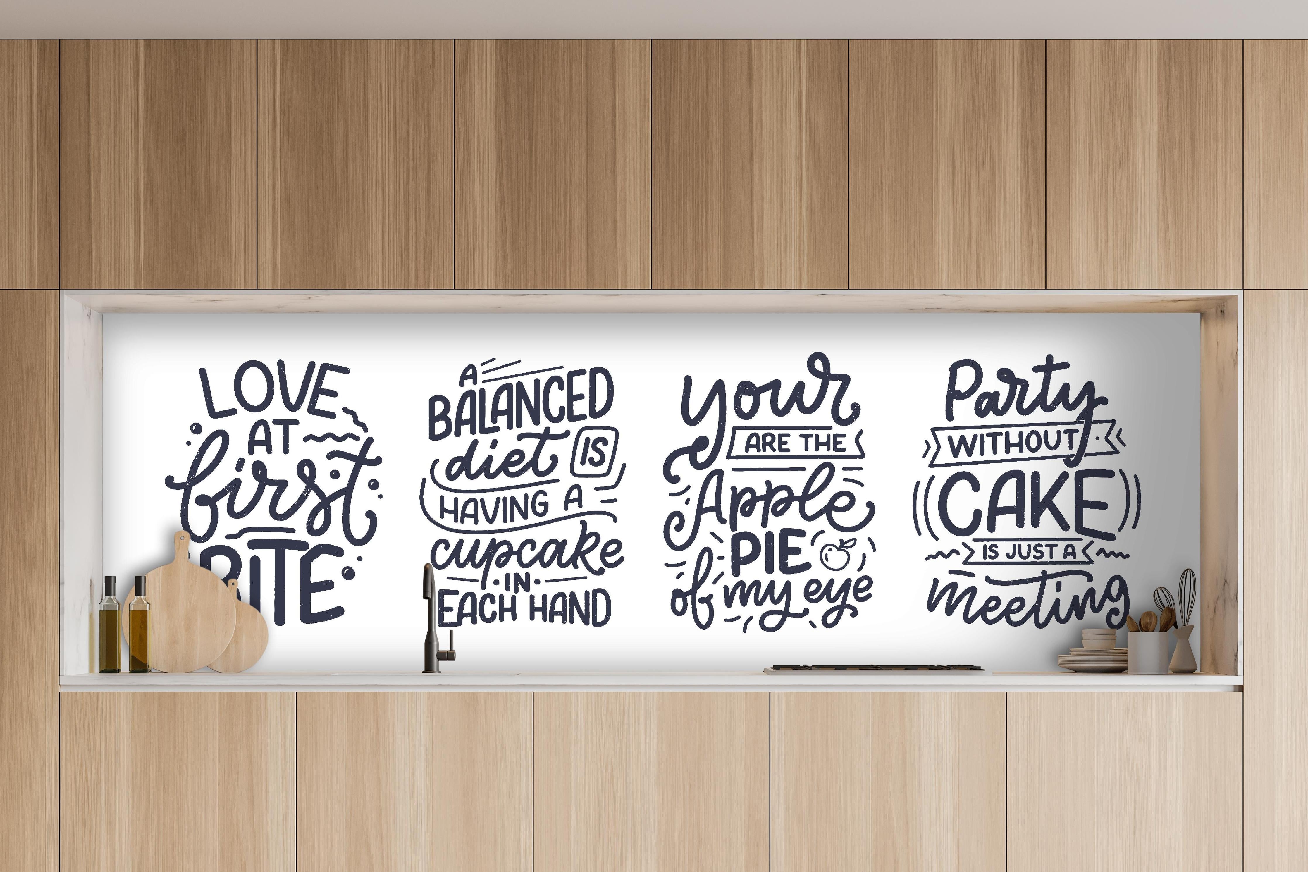 Küche - Handgeschriebene süße Kuchen Zitate hinter weißen Hochglanz-Küchenregalen und schwarzem Wasserhahn