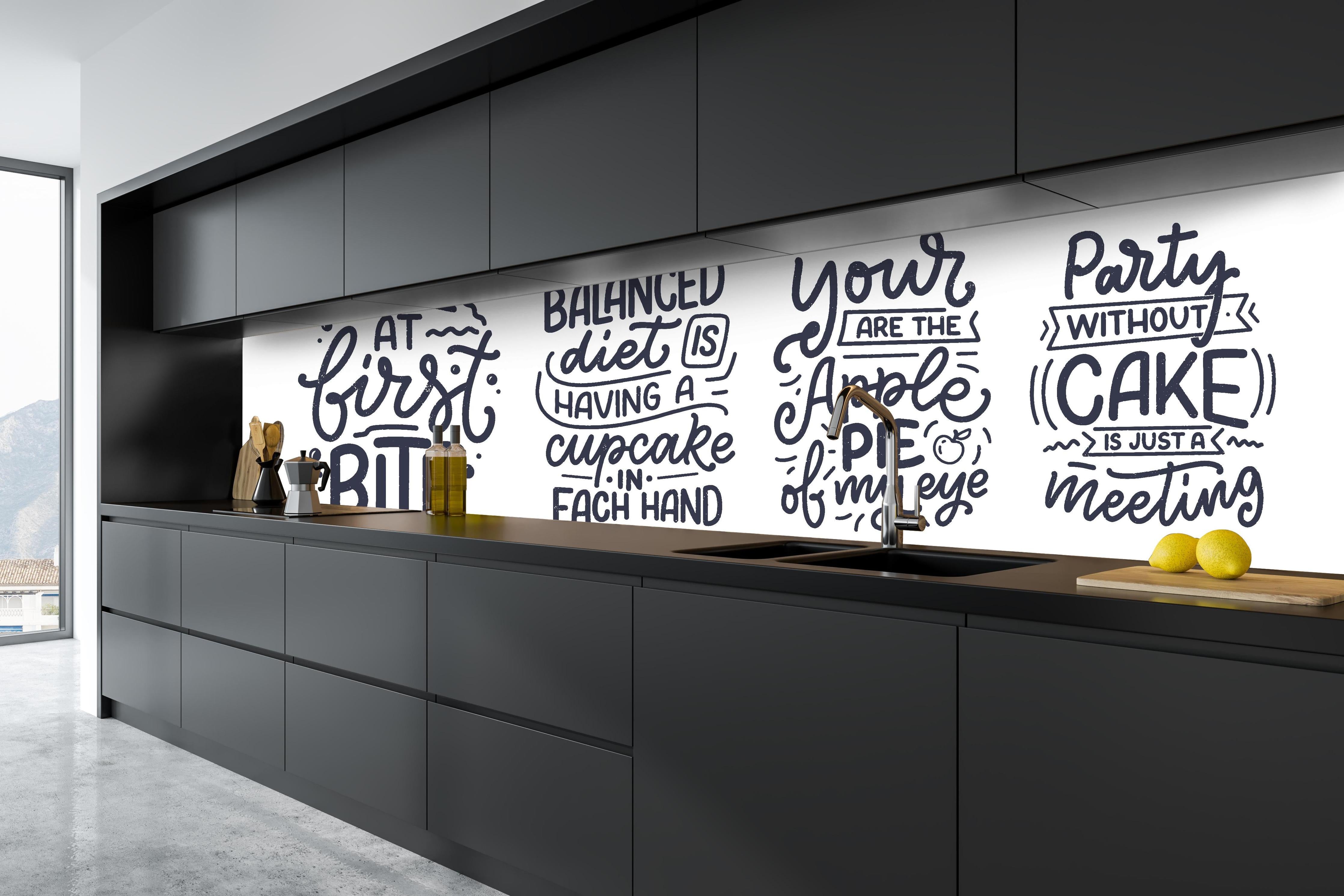 Küche - Handgeschriebene süße Kuchen Zitate hinter weißen Hochglanz-Küchenregalen und schwarzem Wasserhahn