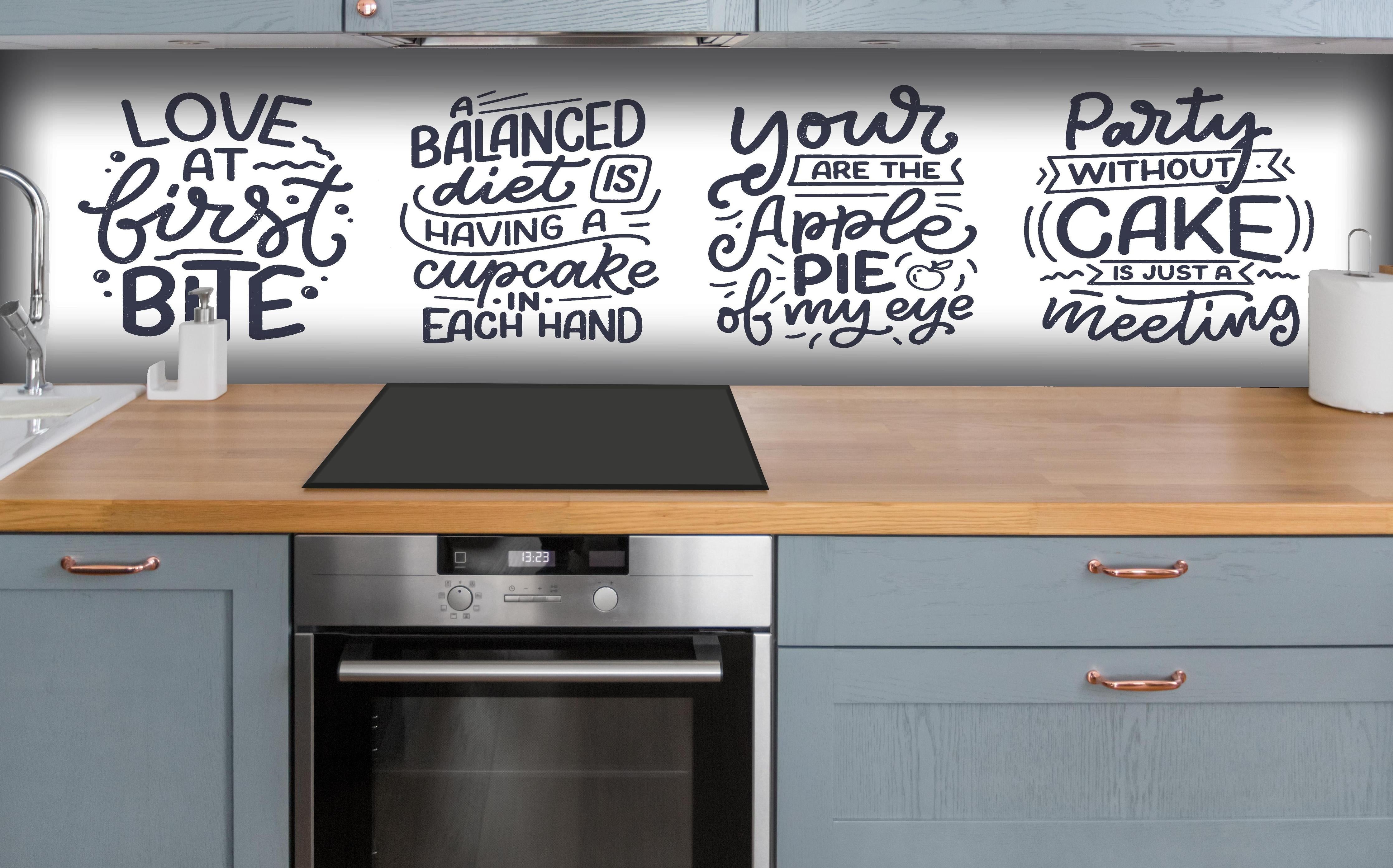 Küche - Handgeschriebene süße Kuchen Zitate hinter weißen Hochglanz-Küchenregalen und schwarzem Wasserhahn