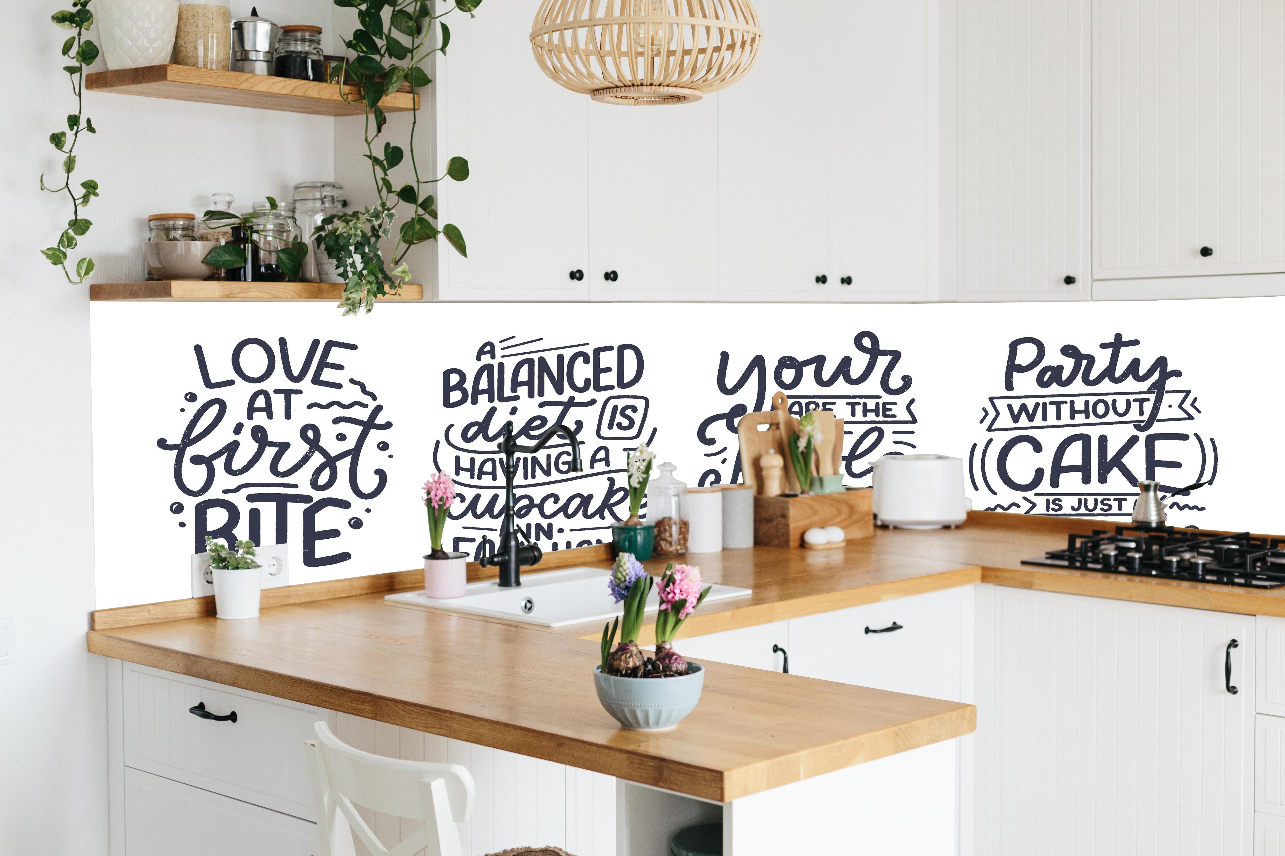 Küche - Handgeschriebene süße Kuchen Zitate hinter weißen Hochglanz-Küchenregalen und schwarzem Wasserhahn