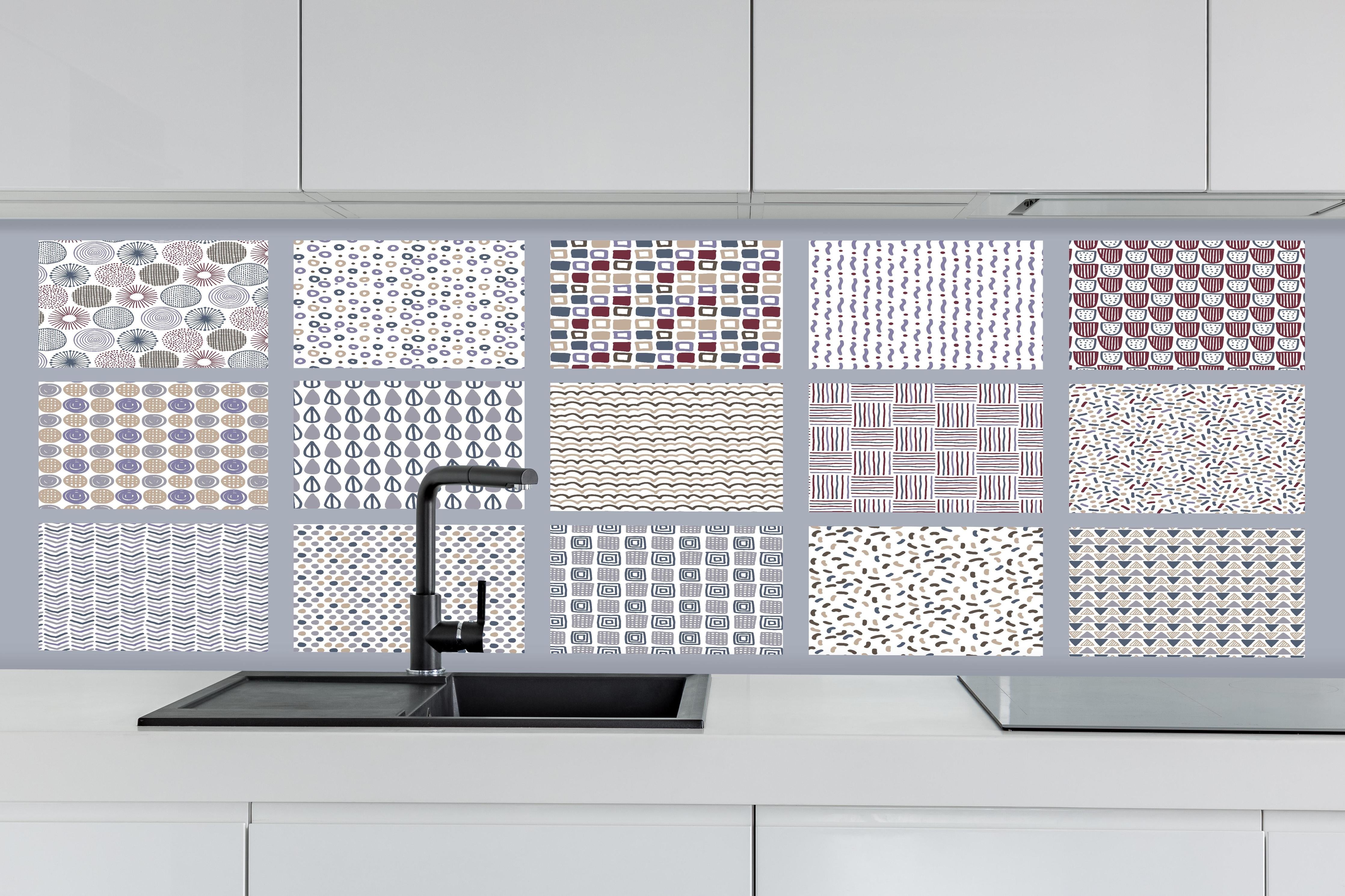 Küche - Handgezeichnet Skandinavischer Stil Abstrakte Muster hinter weißen Hochglanz-Küchenregalen und schwarzem Wasserhahn