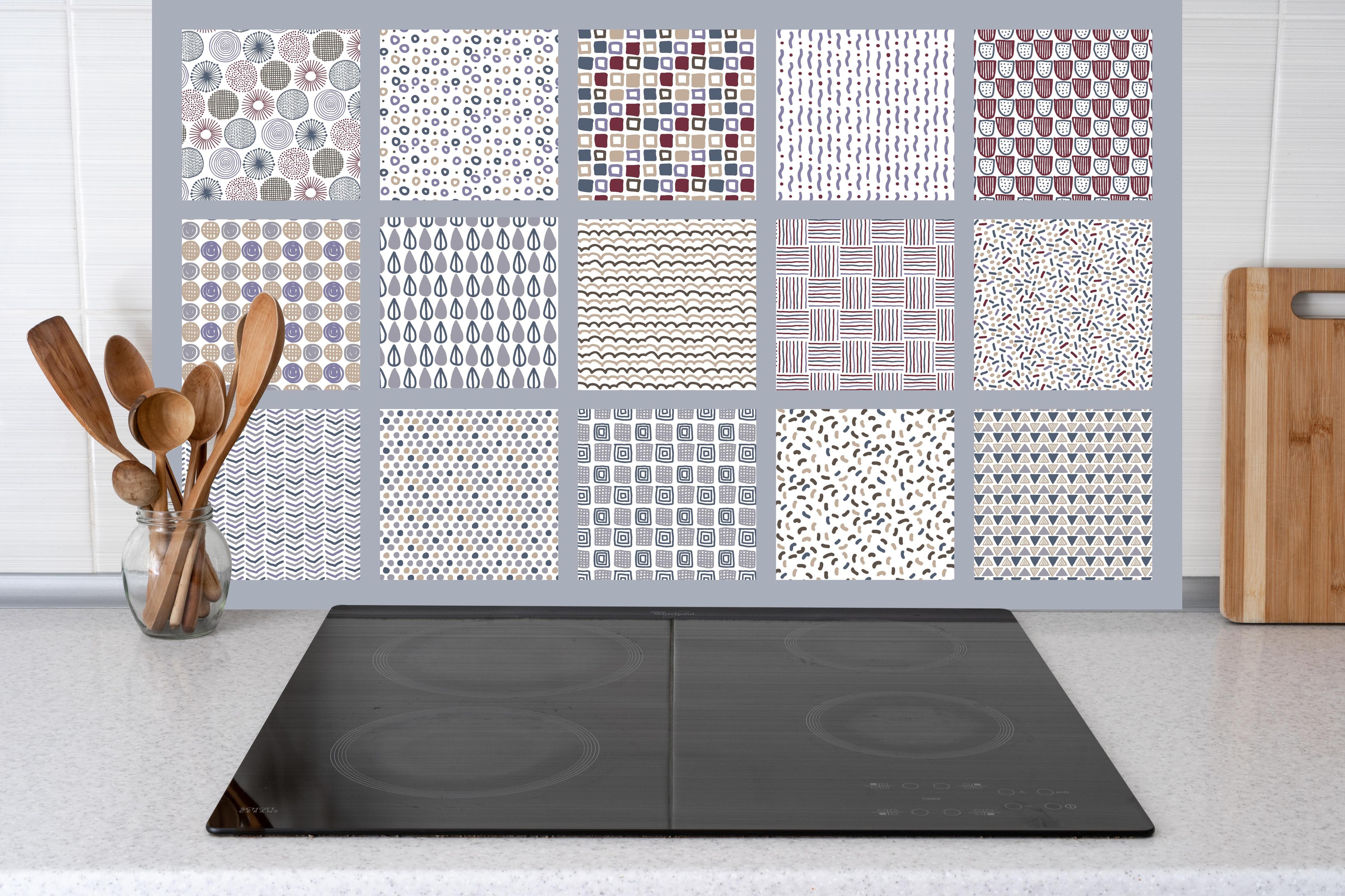 Küche - Handgezeichnet Skandinavischer Stil Abstrakte Muster hinter weißen Hochglanz-Küchenregalen und schwarzem Wasserhahn