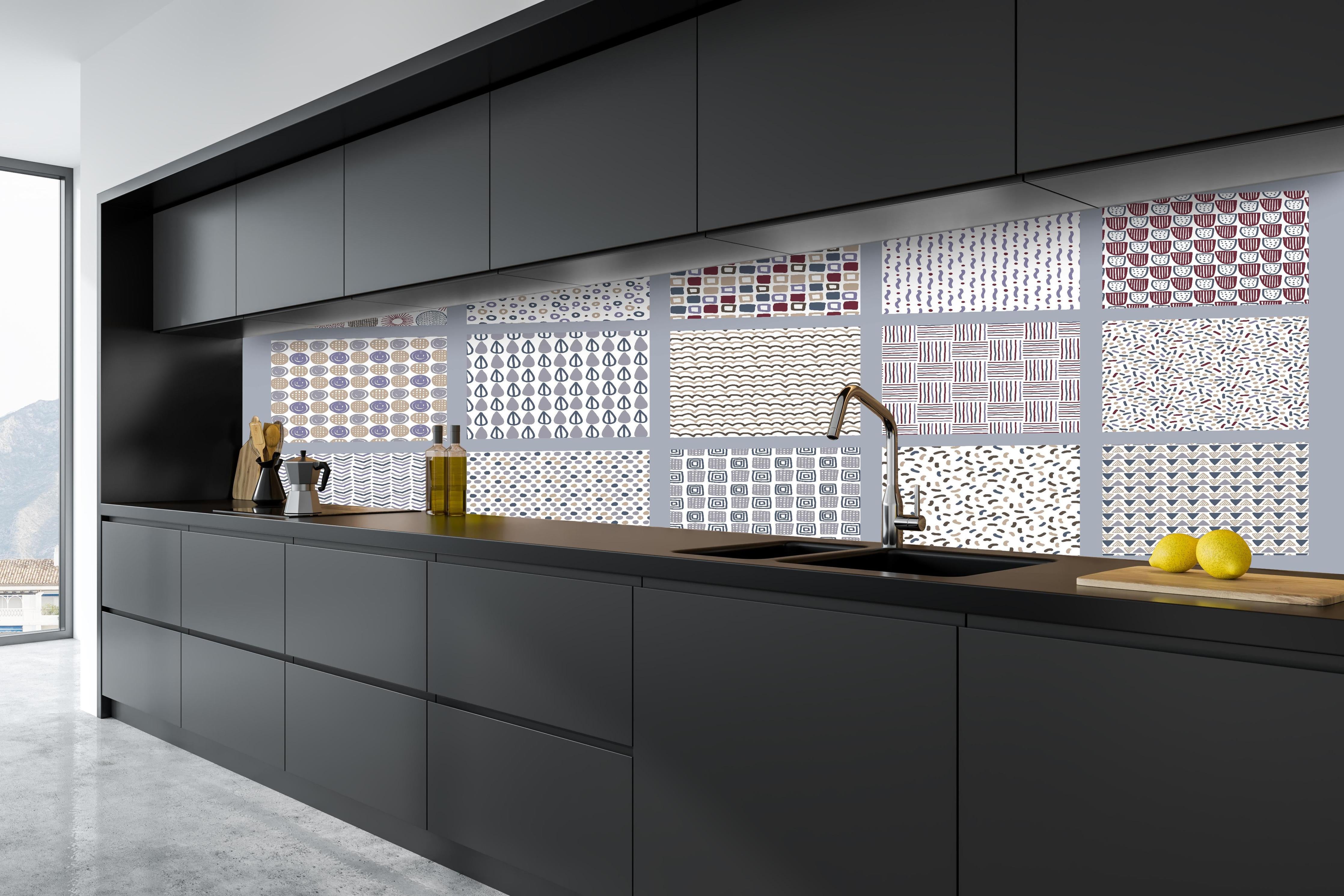 Küche - Handgezeichnet Skandinavischer Stil Abstrakte Muster hinter weißen Hochglanz-Küchenregalen und schwarzem Wasserhahn