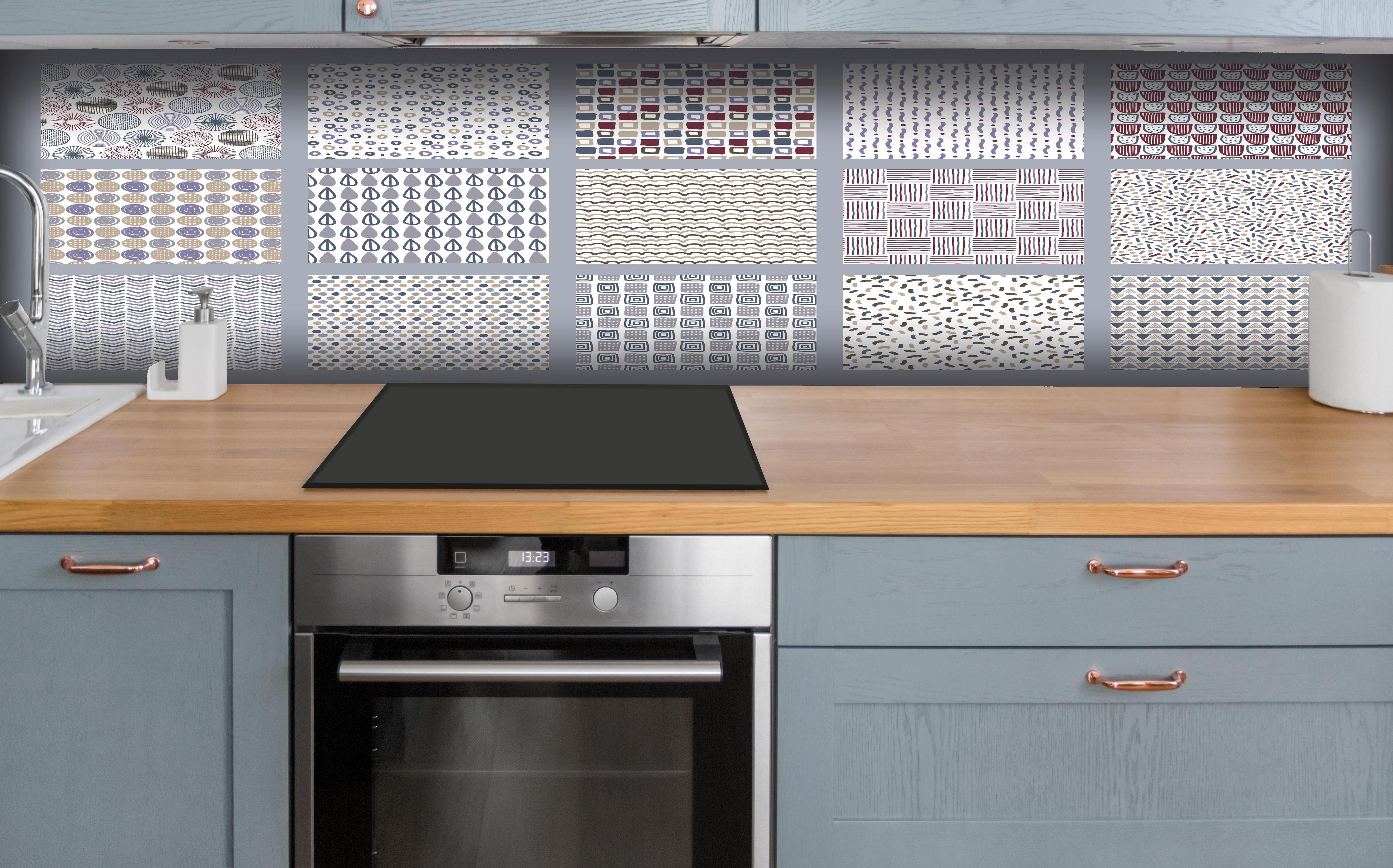 Küche - Handgezeichnet Skandinavischer Stil Abstrakte Muster hinter weißen Hochglanz-Küchenregalen und schwarzem Wasserhahn