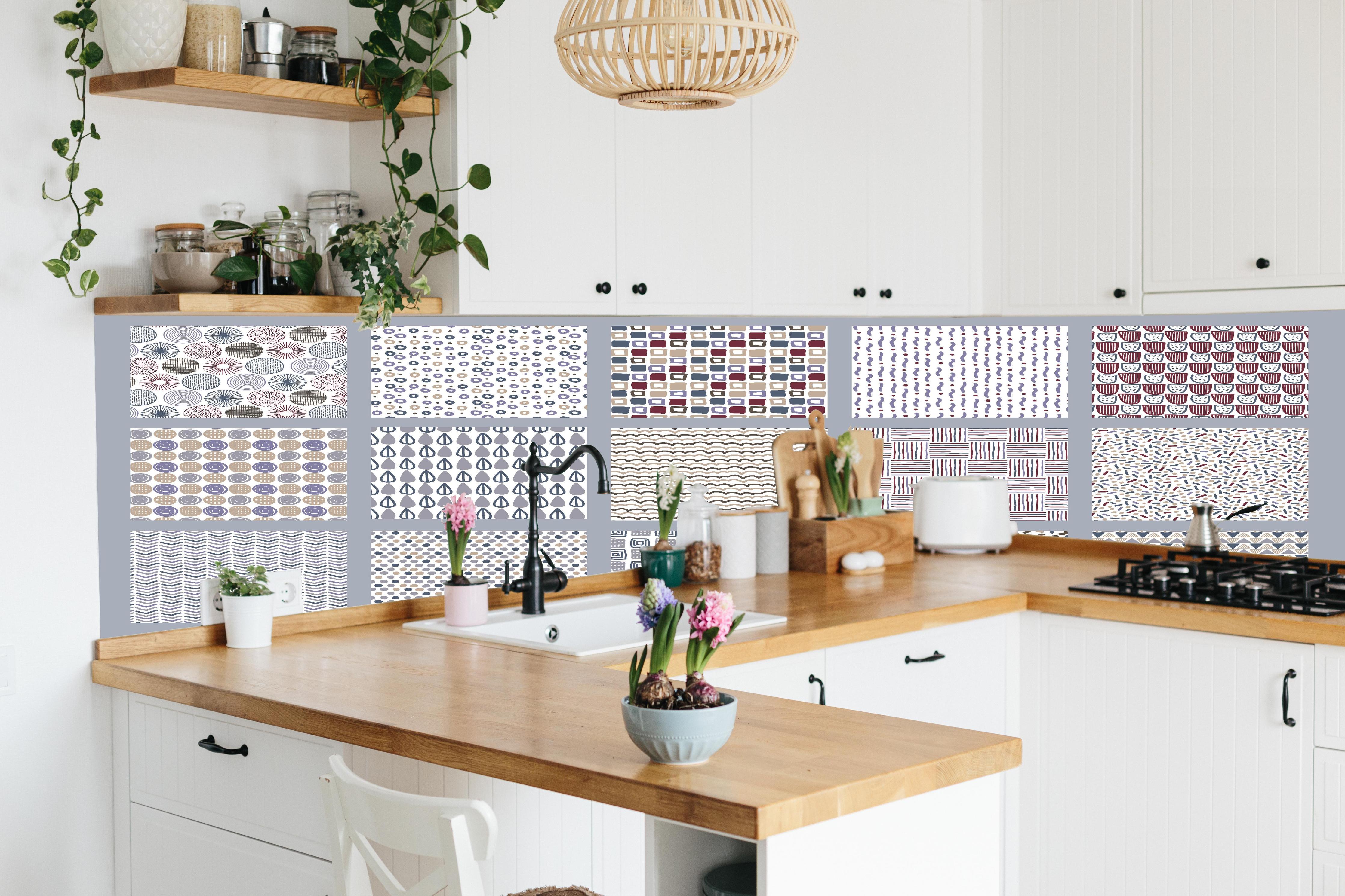 Küche - Handgezeichnet Skandinavischer Stil Abstrakte Muster hinter weißen Hochglanz-Küchenregalen und schwarzem Wasserhahn