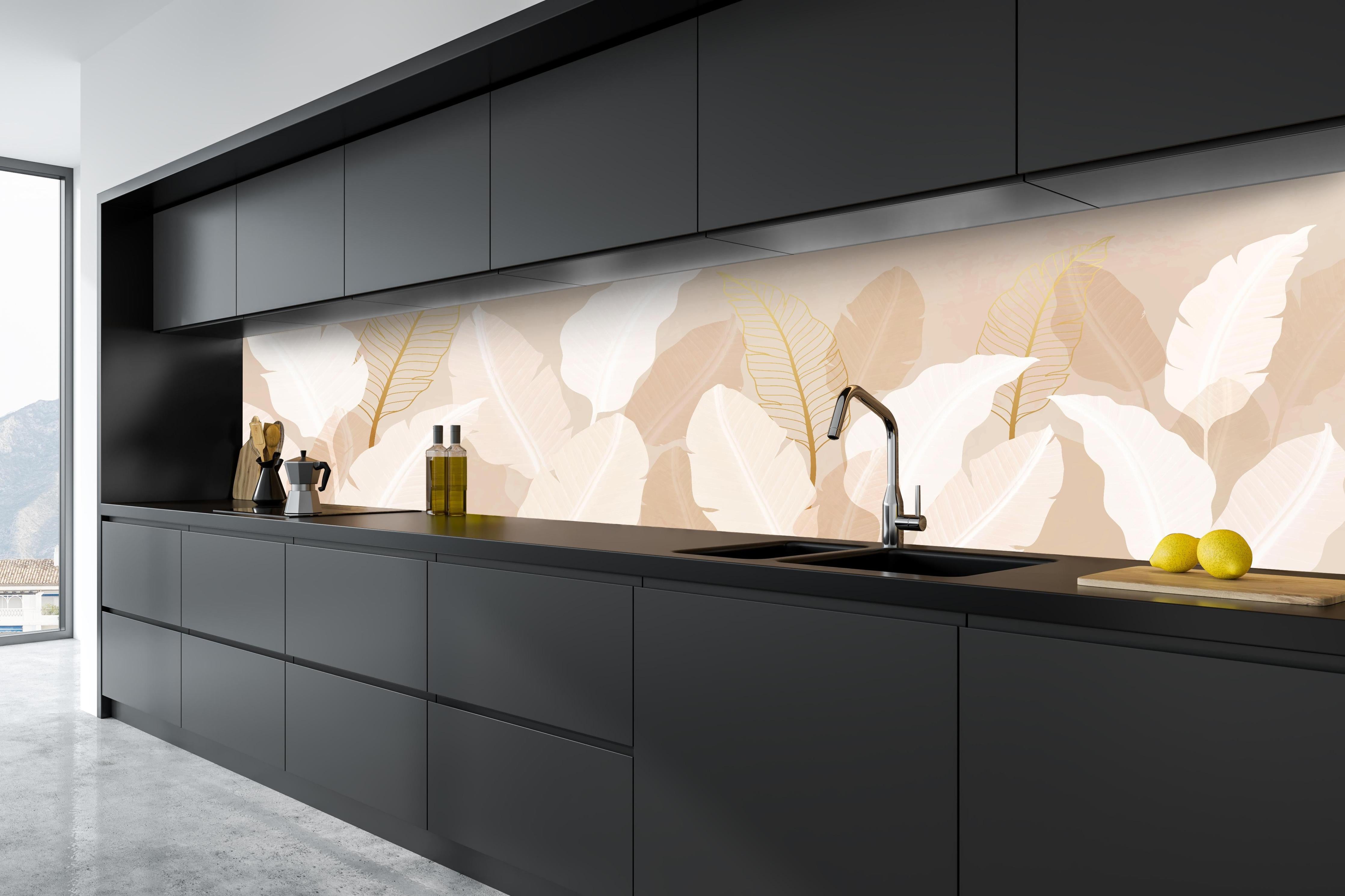Küche - Harmonische Pastellblätter Design Kunstwerk hinter weißen Hochglanz-Küchenregalen und schwarzem Wasserhahn