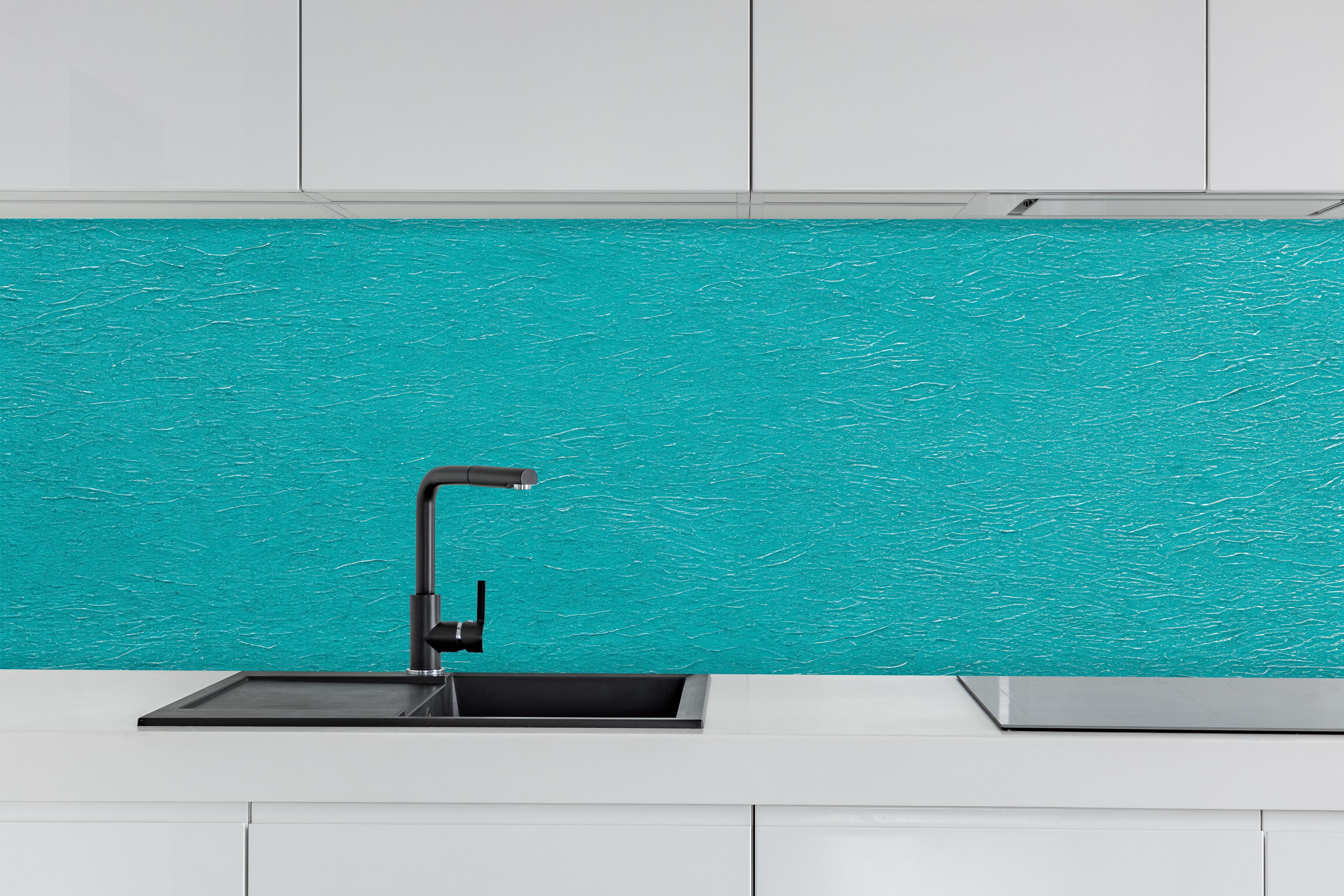 Küche - Hellblaue bemalte Wand Textur hinter weißen Hochglanz-Küchenregalen und schwarzem Wasserhahn