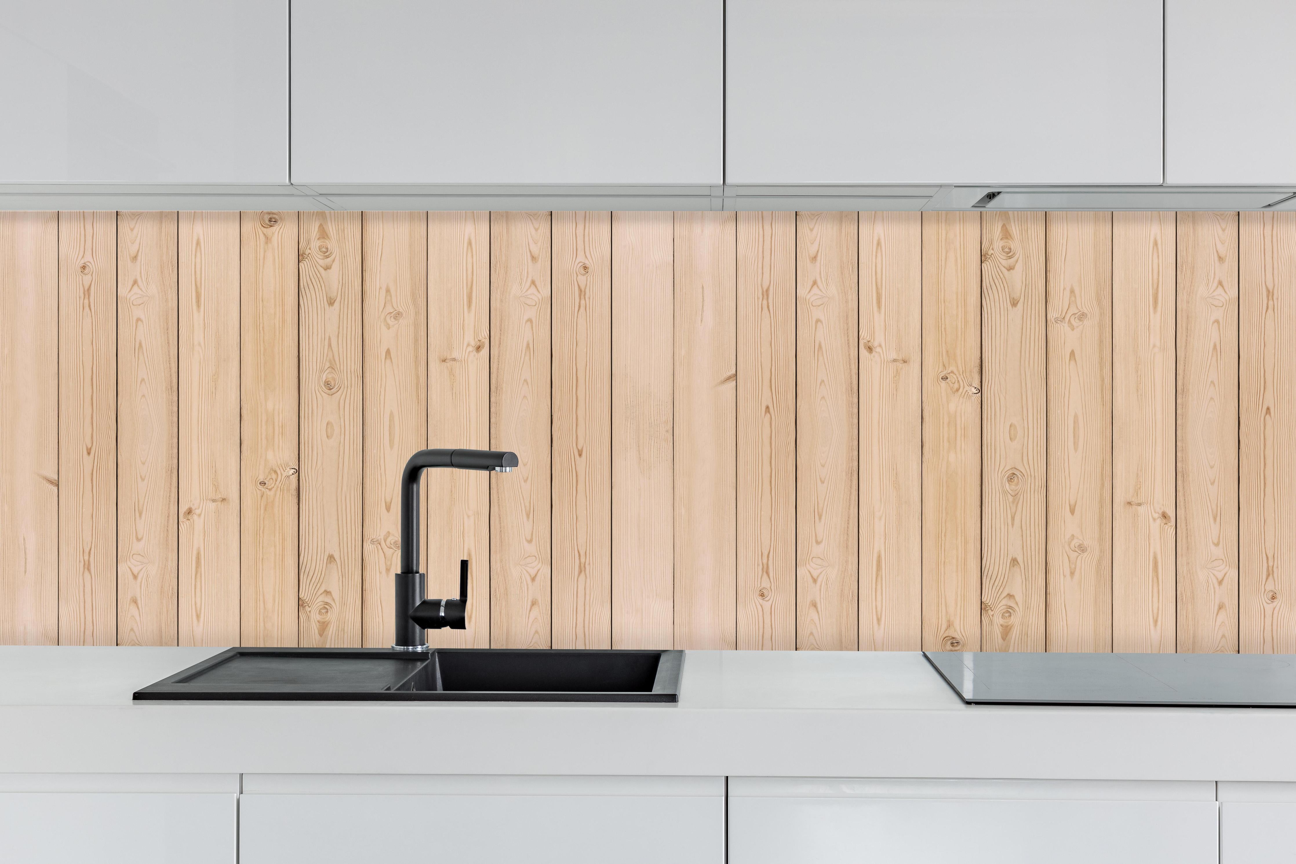 Küche - Helle Holzplanken hinter weißen Hochglanz-Küchenregalen und schwarzem Wasserhahn