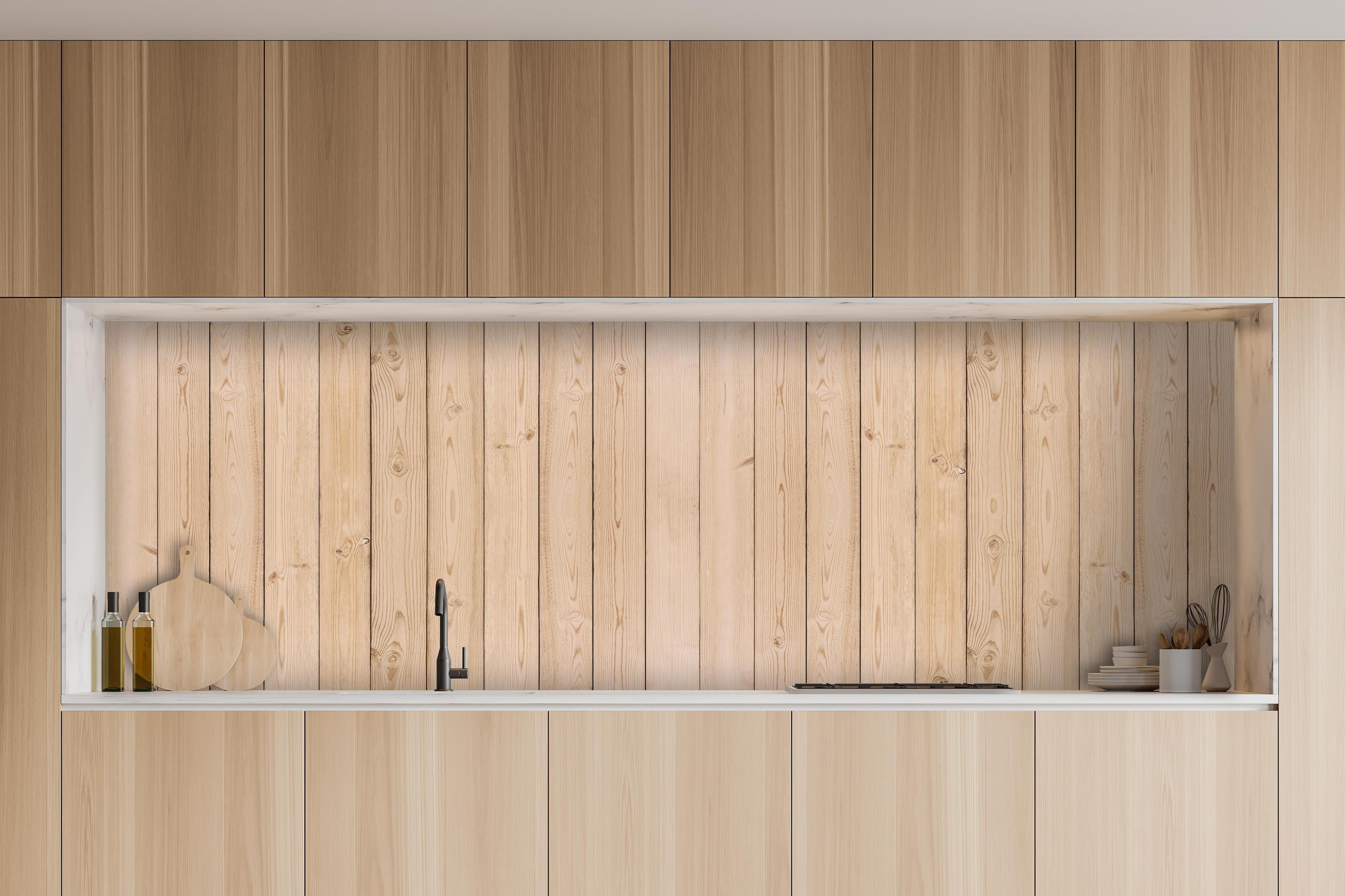 Küche - Helle Holzplanken hinter weißen Hochglanz-Küchenregalen und schwarzem Wasserhahn