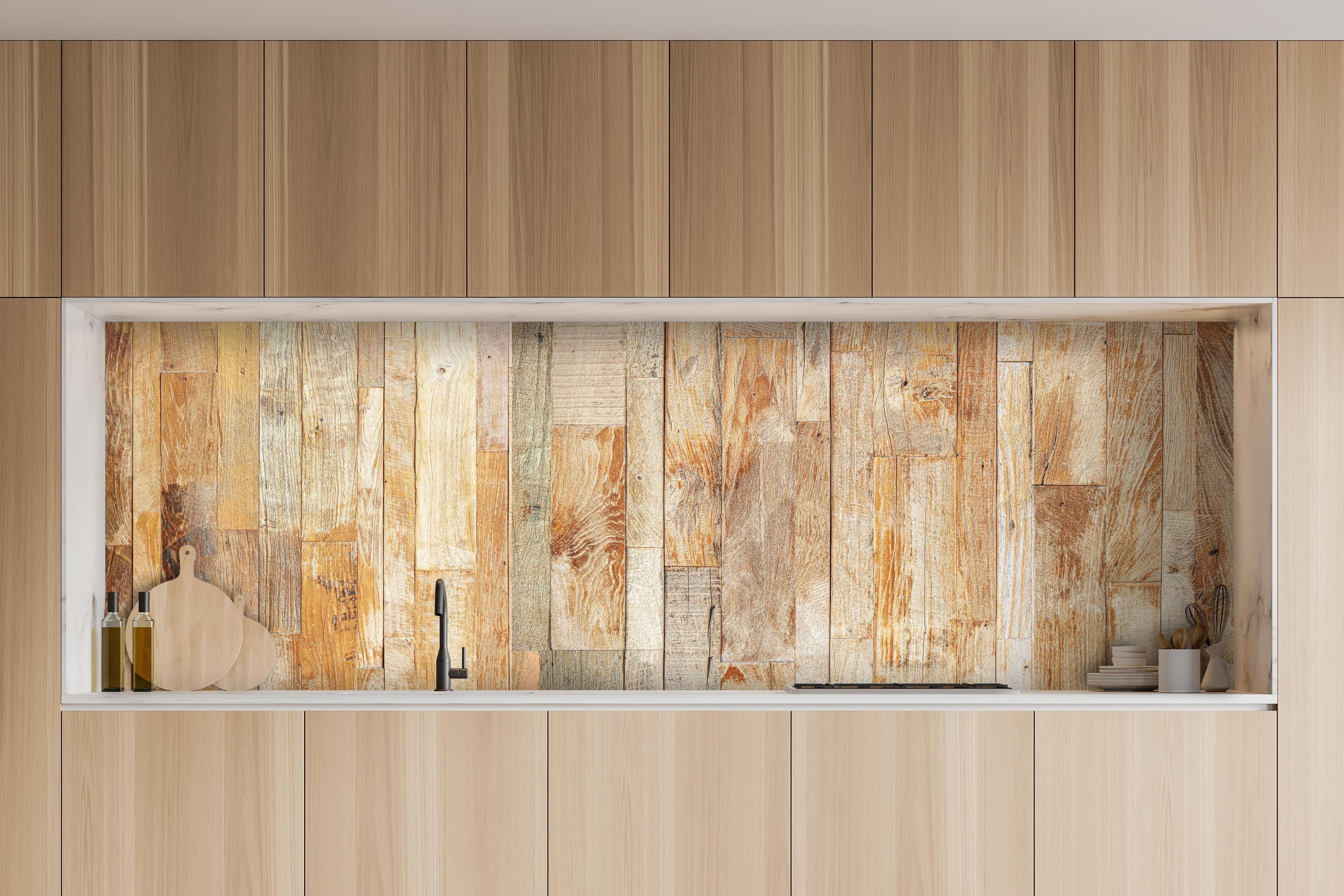 Küche - Heller Holzhintergrund hinter weißen Hochglanz-Küchenregalen und schwarzem Wasserhahn