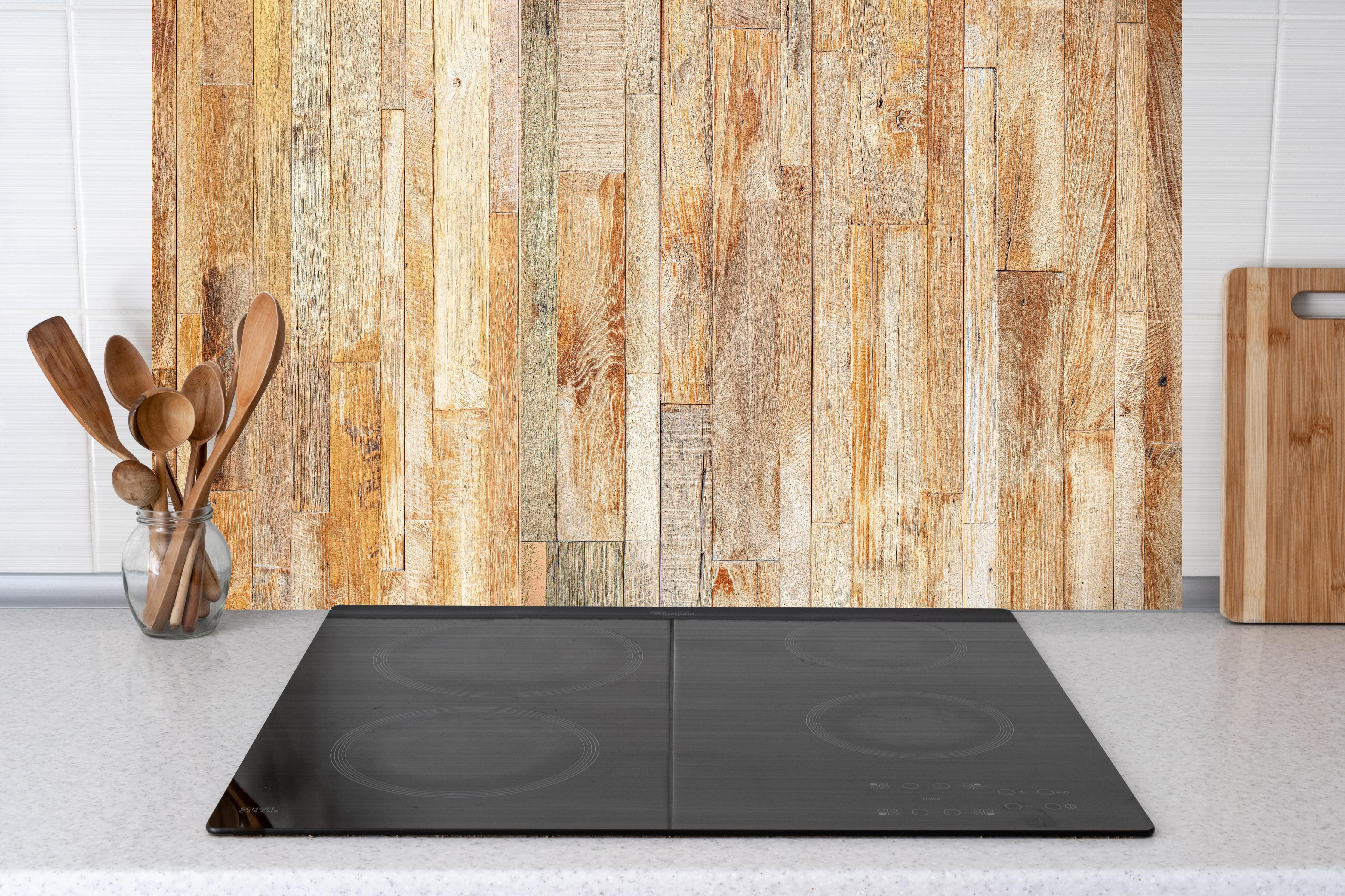 Küche - Heller Holzhintergrund hinter weißen Hochglanz-Küchenregalen und schwarzem Wasserhahn