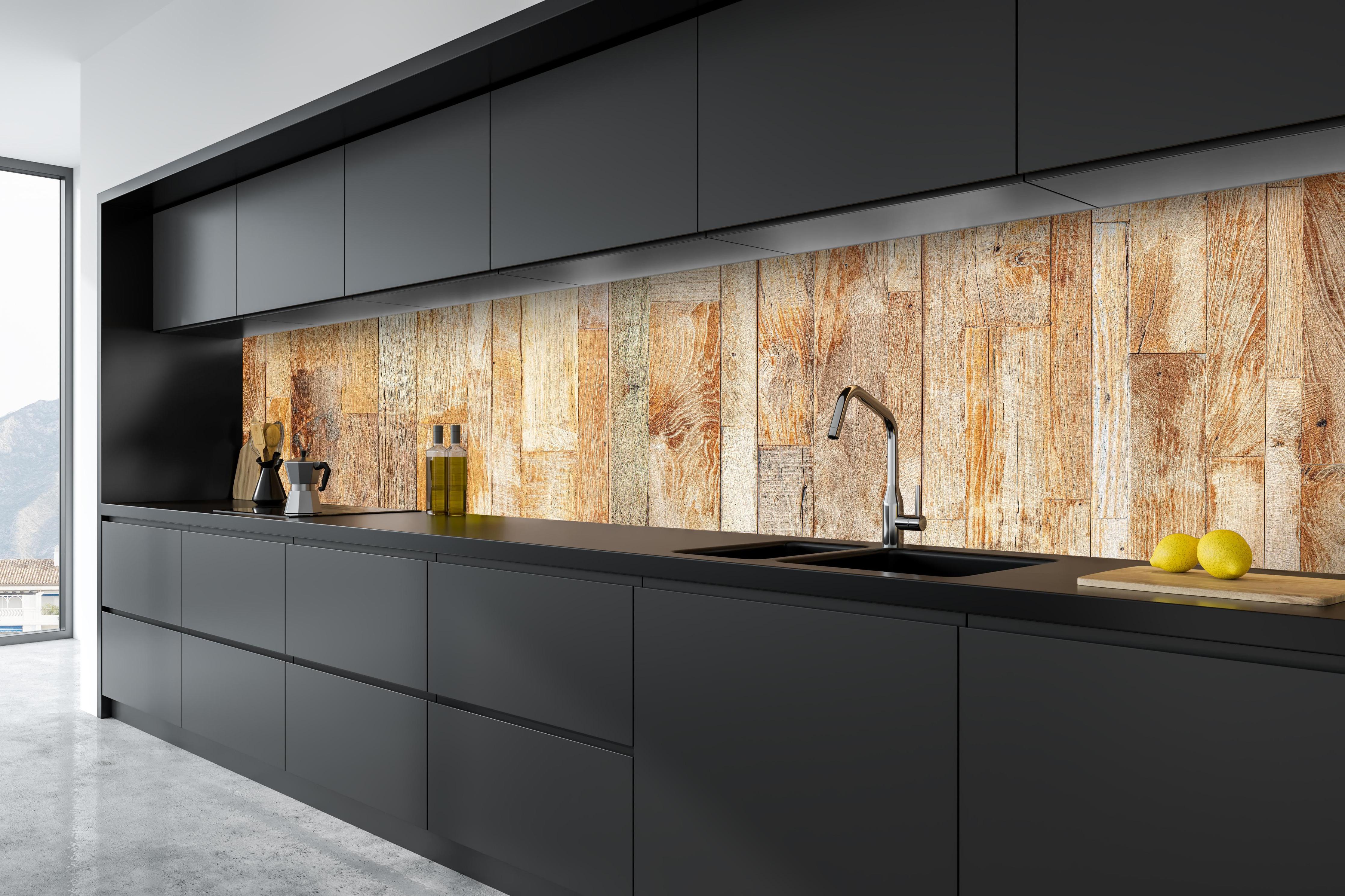 Küche - Heller Holzhintergrund hinter weißen Hochglanz-Küchenregalen und schwarzem Wasserhahn