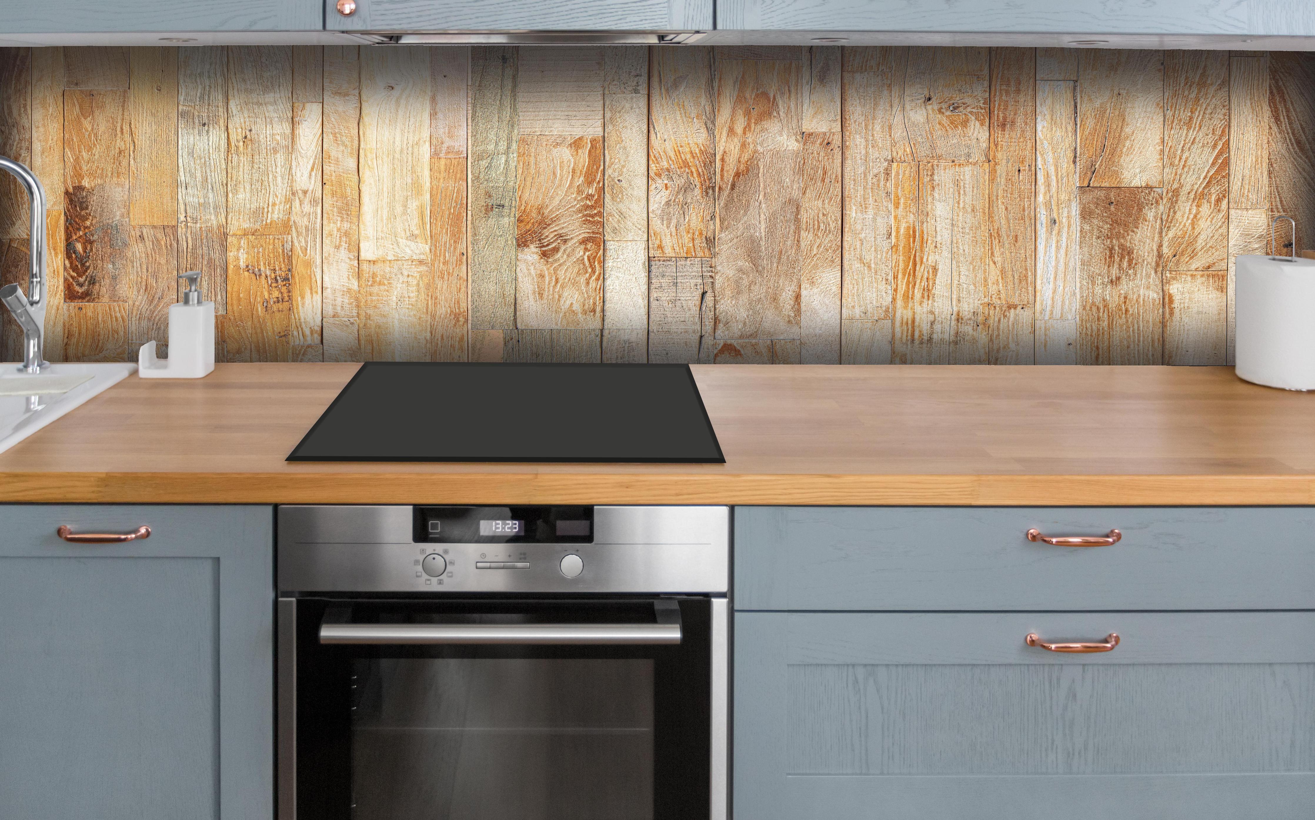 Küche - Heller Holzhintergrund hinter weißen Hochglanz-Küchenregalen und schwarzem Wasserhahn