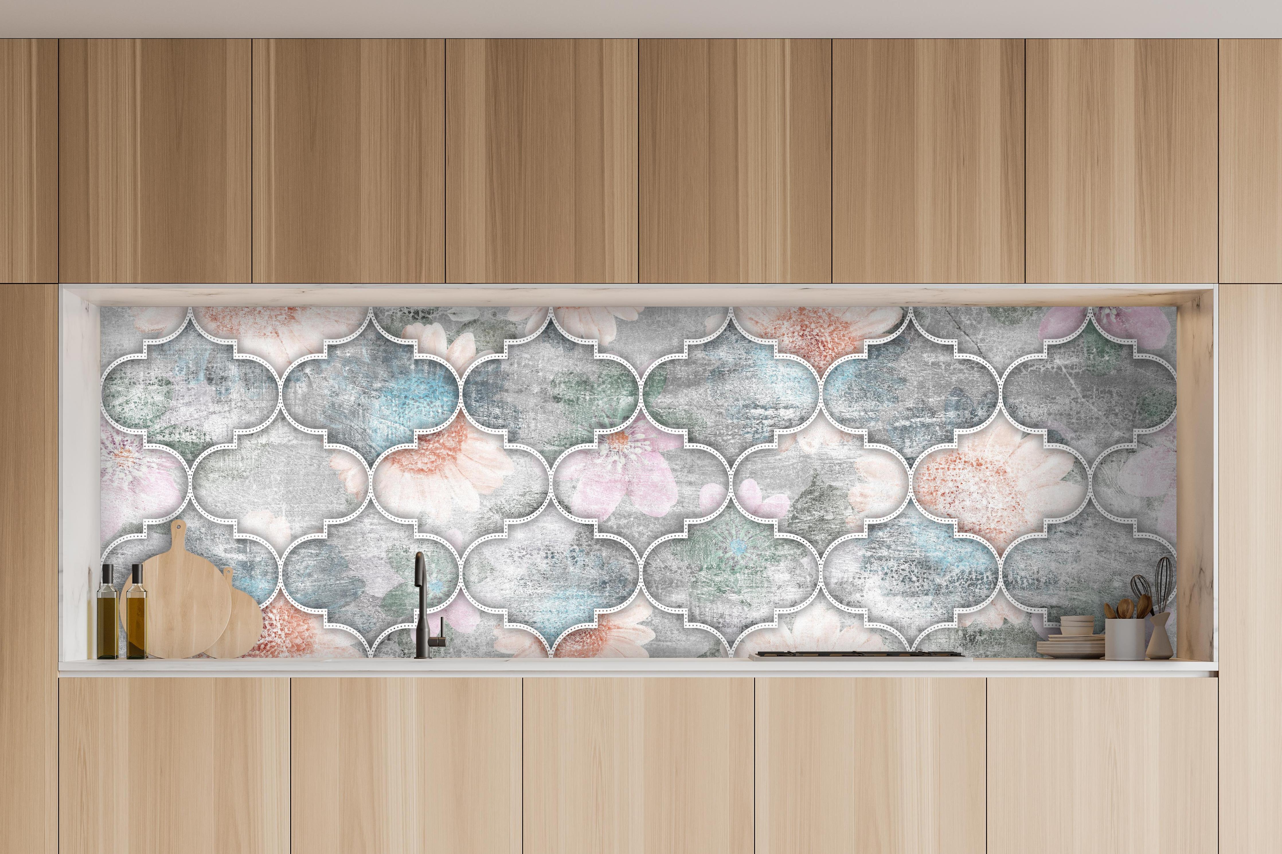 Küche - Helles Kunstmuster - Floral hinter weißen Hochglanz-Küchenregalen und schwarzem Wasserhahn